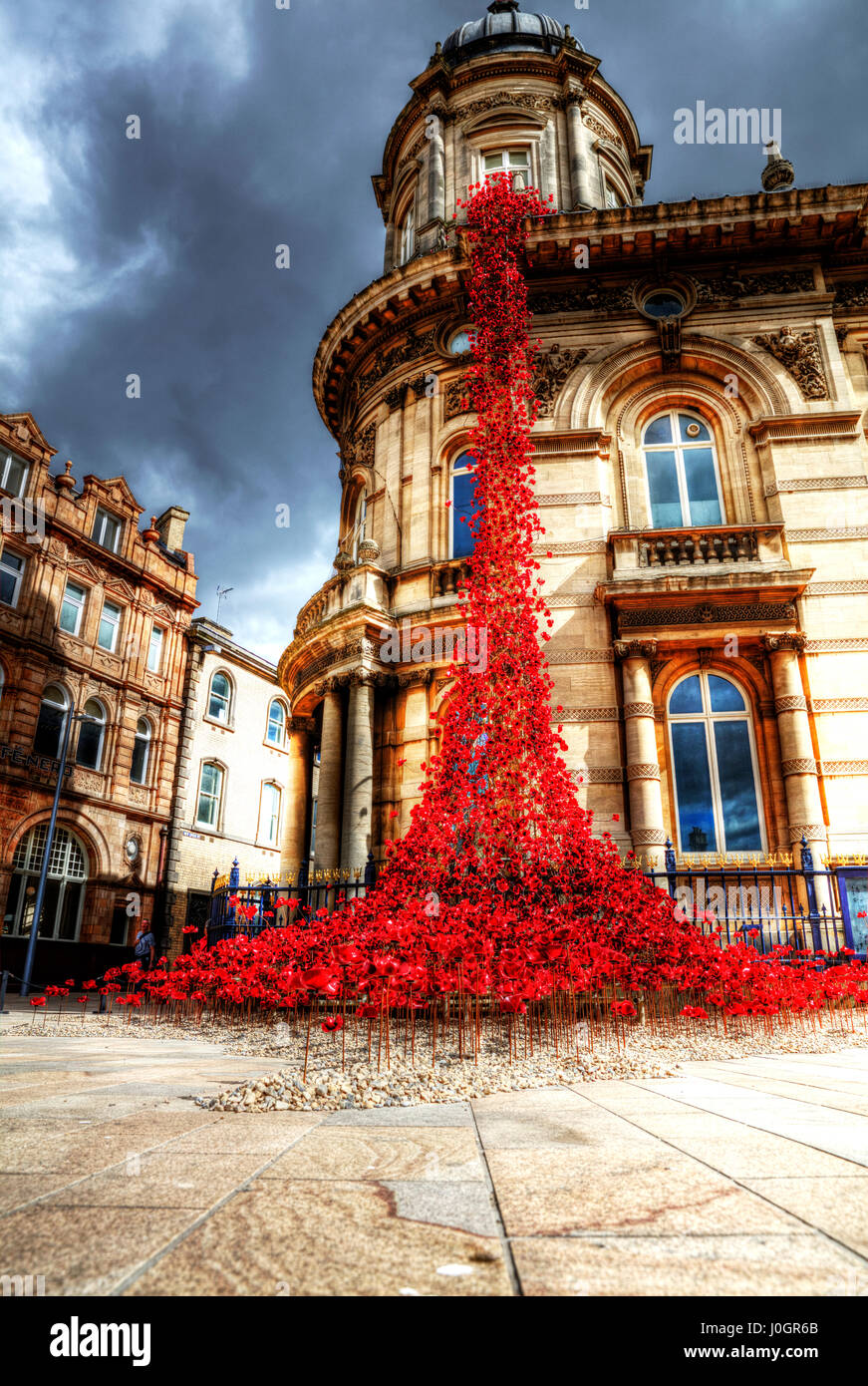 Finestra di pianto a Hull Cascata di papaveri sul Museo Marittimo in Hull Kingston Upon Hull REGNO UNITO Inghilterra centro di Hull Hull City center arte di papavero Foto Stock