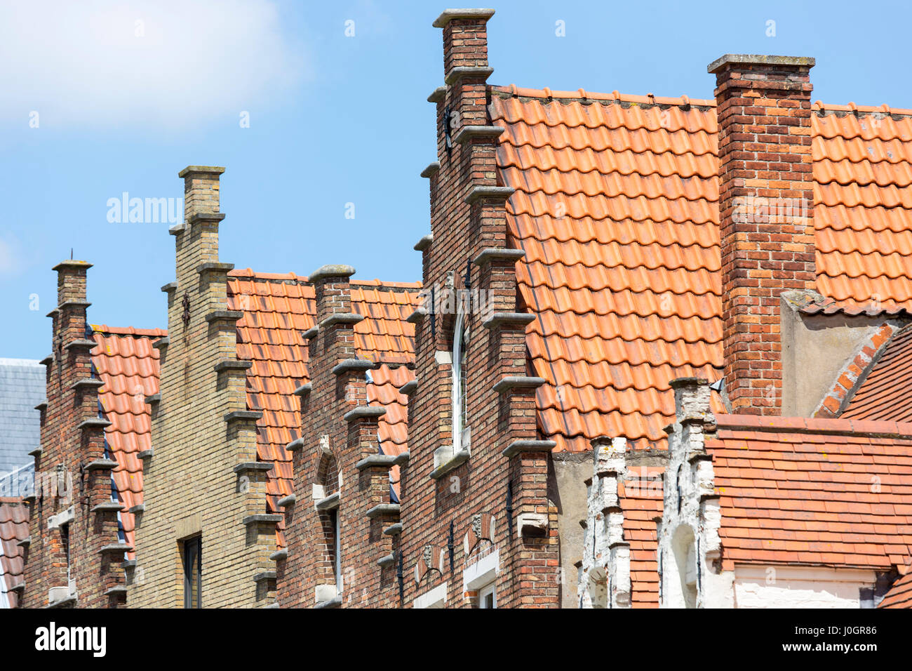 Tradizionale architettura belga di crow-timpano a gradino ( crow passi) e tegole di terracotta in Bruges - Brugge - Belgio Foto Stock