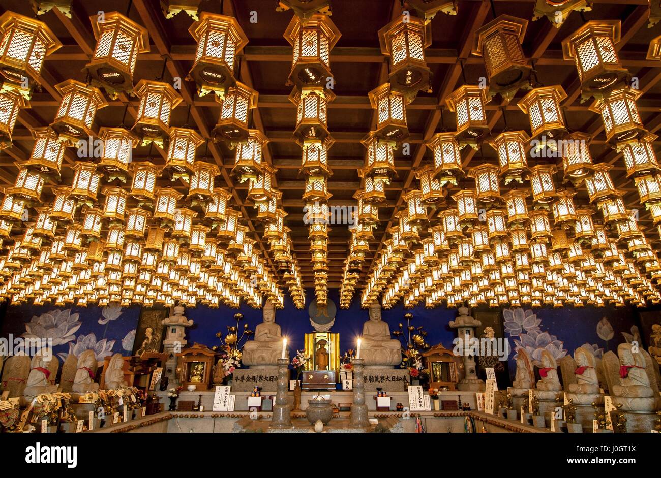 La caverna di illuminazione universale, statua del Buddha e la lanterna sul soffitto in Daisho-in tempio sul Monte Misen nell'isola di Miyajima Hiroshima Foto Stock