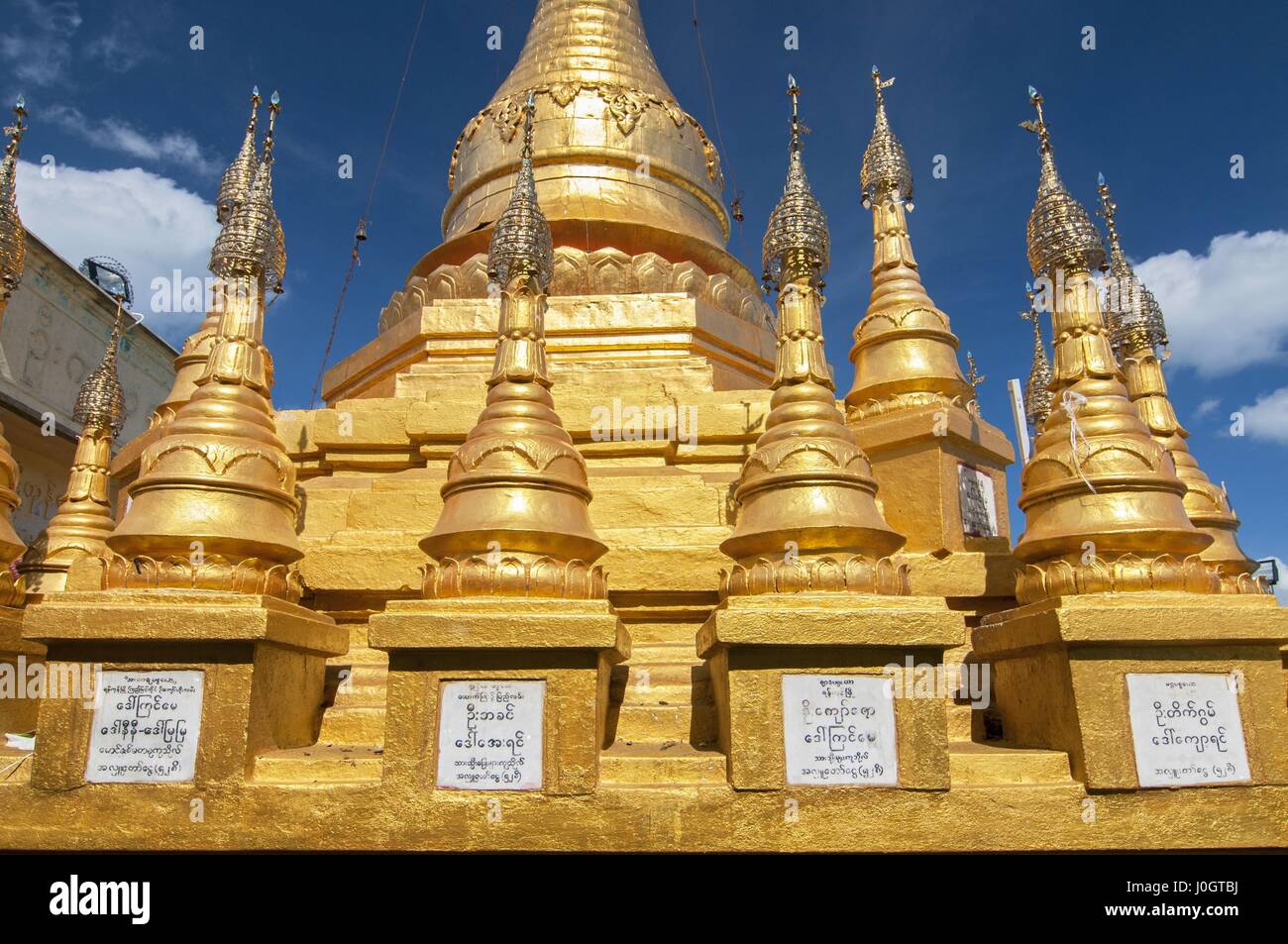 Popa Taungkalat monastero in cima ad uno sperone del Monte Popa vulcano, Myanmar. Foto Stock