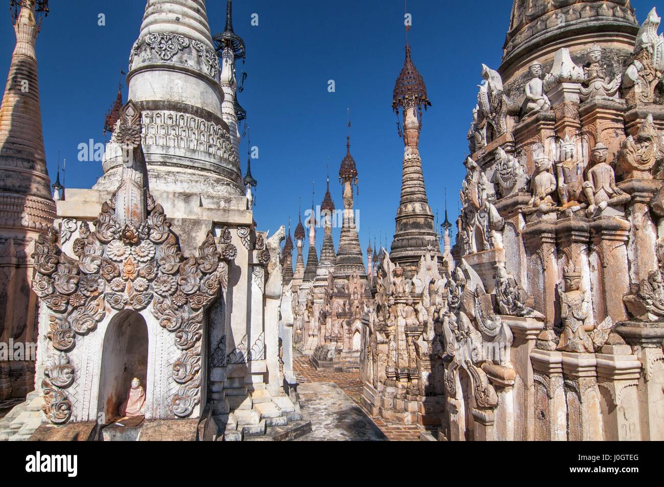 Kakku pagode sono quasi 2500 bellissimo stupa di pietra nascosta in una zona remota del Myanmar vicino al Lago Inle. Questo luogo sacro è sul territorio di t Foto Stock