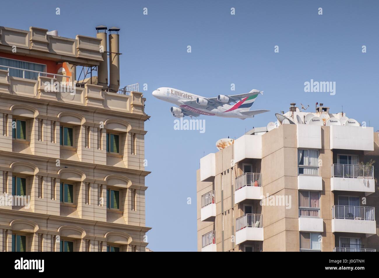 Aereo Emirates Airbus A380 su edificio al Dubai Creek Al Hamriya District, Dubai, Emirati Arabi Uniti Foto Stock