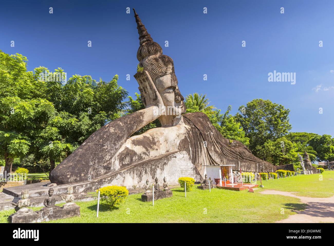 Il Grande Buddha reclinato a Xieng Khuan Buddha Park vicino a Vientiane, Laos Foto Stock