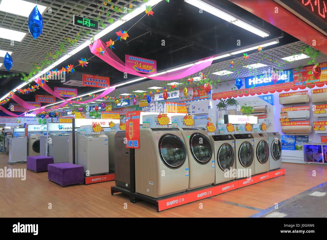 Apparecchio elettrico shop vende moderna macchina di lavaggio in Guilin Cina. Foto Stock
