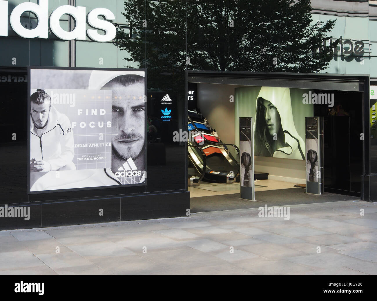 Colpo esterno del Manchester City Centre Centre Adidas abbigliamento sportivo high street shop negozi che mostra la finestra di visualizzazione con David Beckham. Foto Stock