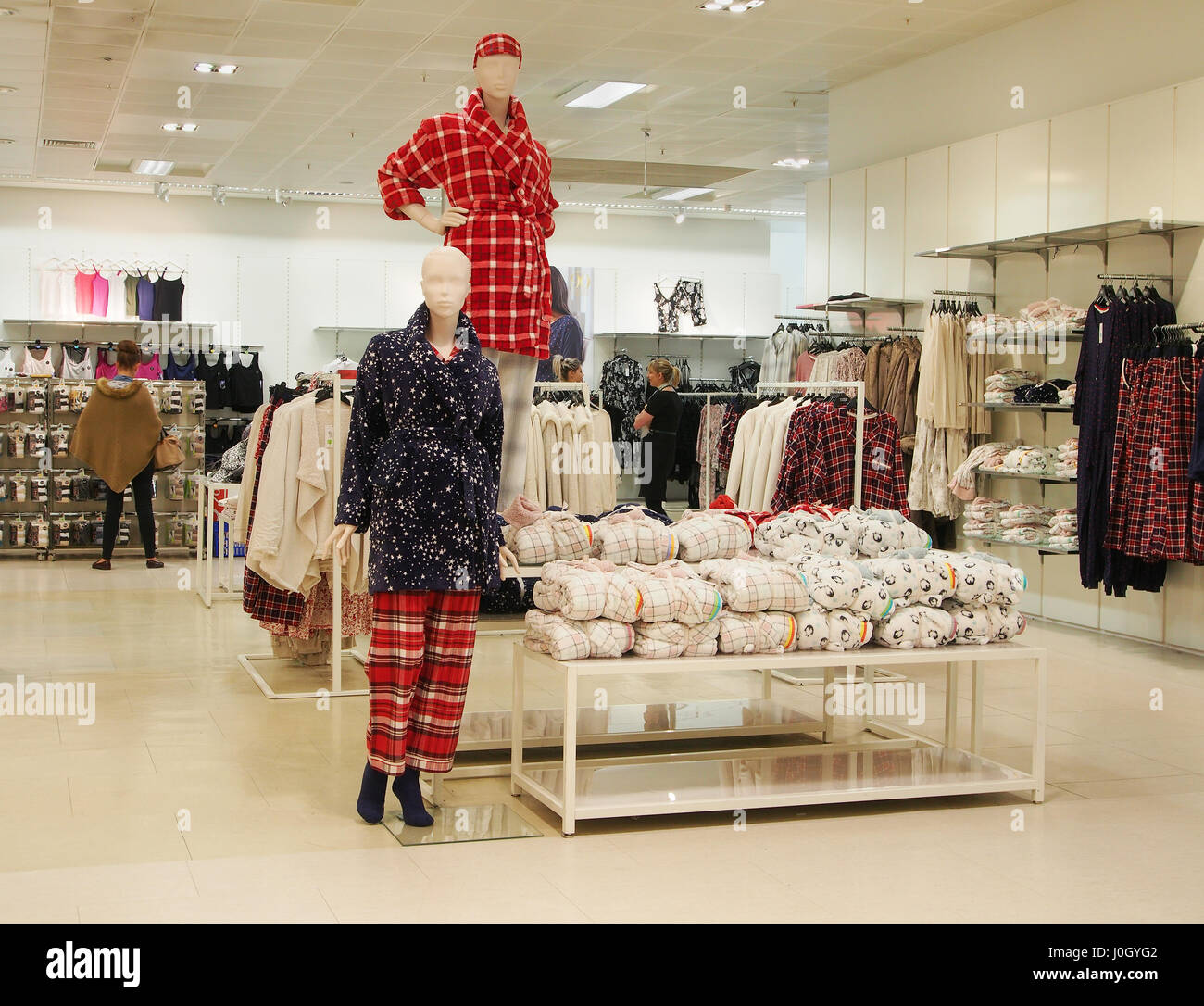 Interno del ramo di Manchester del department store di Marks & Spencer shop negozi nel centro città centro che mostra una visualizzazione di ladies nightwear. Foto Stock