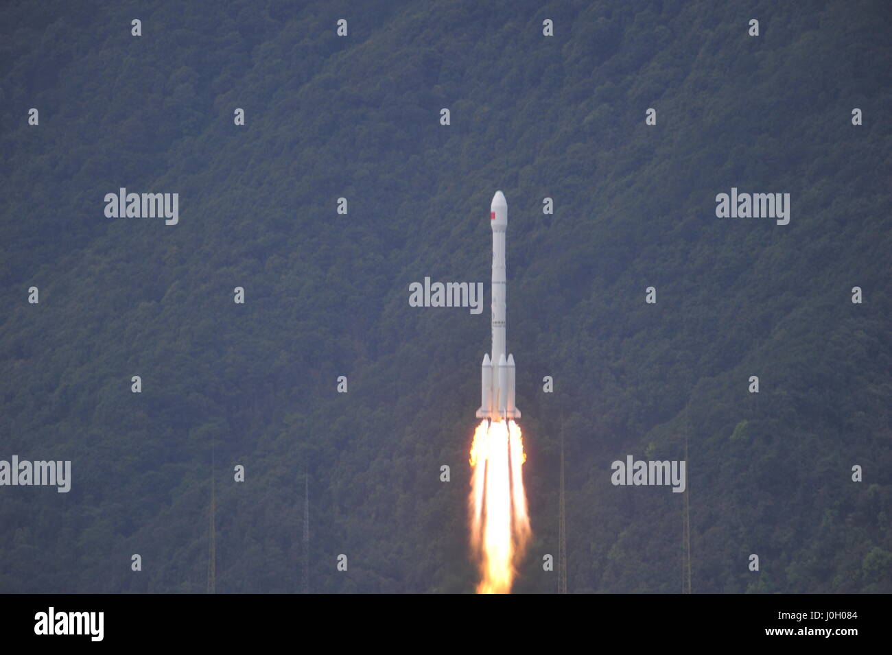 Xichang, cinese della provincia di Sichuan. Xii Apr, 2017. Una lunga marcia-3B razzo vettore portante Shijian-13, la Cina la prima high-throughput satellite di comunicazioni, di blasti dal trampolino di lancio a Xichang Satellite Launch Center di Xichang, a sud-ovest della Cina di provincia di Sichuan, 12 aprile 2017. Shijian-13 ha un messaggio di maggiore capacità rispetto a tutti della Cina le precedenti comunicazioni satelliti combinati e garantirà un migliore accesso a Internet nelle regioni meno sviluppate, come pure sugli aerei e treni ad alta velocità. Credito: Voi Lefeng/Xinhua/Alamy Live News Foto Stock