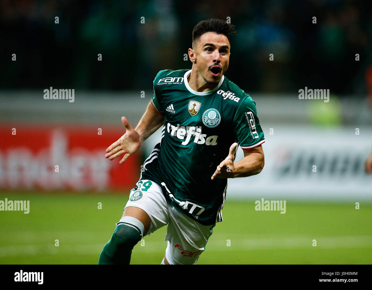 SÃO PAULO, SP - 12.04.2017: PALMEIRAS X PEñAROL - Willian do Palmeiras celebra dopo rigature durante l'avviamento equalizzatore tra Palmeiras x Peñarol (Uruguay) valido per il terzo turno della fase a gironi della Copa Libertadores gruppi Bridgestone presso Allianz Parco nel quartiere barra fondato, a ovest della capitale. (Foto: Marcelo Machado de Melo/Fotoarena) Foto Stock