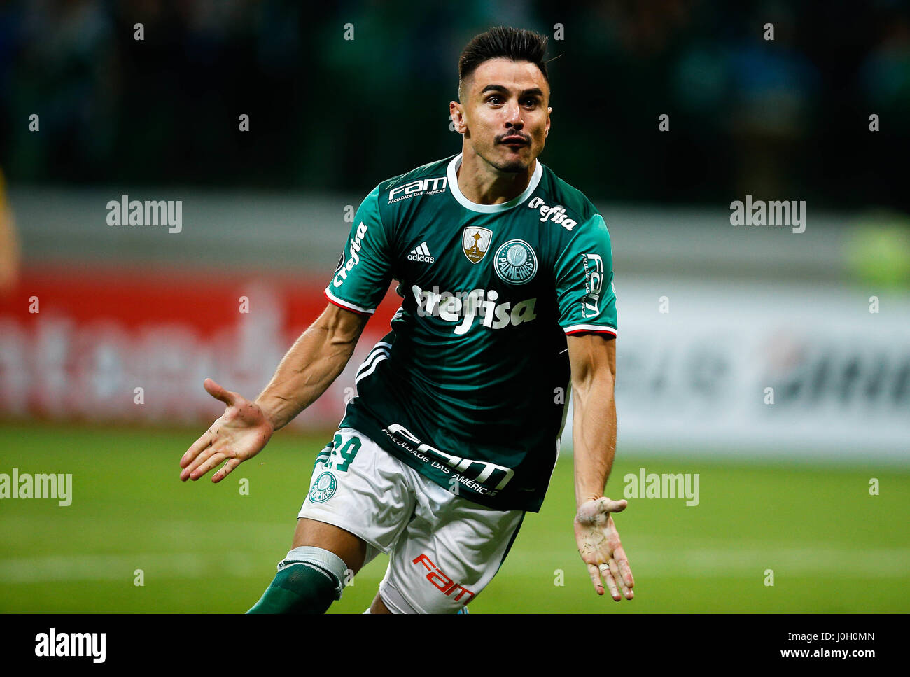 SÃO PAULO, SP - 12.04.2017: PALMEIRAS X PEñAROL - Willian do Palmeiras celebra dopo rigature durante l'avviamento equalizzatore tra Palmeiras x Peñarol (Uruguay) valido per il terzo turno della fase a gironi della Copa Libertadores gruppi Bridgestone presso Allianz Parco nel quartiere barra fondato, a ovest della capitale. (Foto: Marcelo Machado de Melo/Fotoarena) Foto Stock