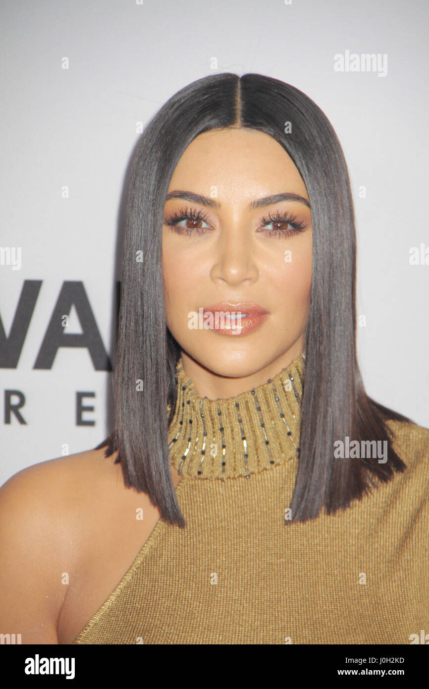 Los Angeles, Stati Uniti d'America. Xii Apr, 2017. Kim Kardashian West 04/12/2017 la US Premiere di "promessa" tenutasi presso la leva TCL Teatro Cinese a Hollywood, CA Credito: Cronos/Alamy Live News Foto Stock