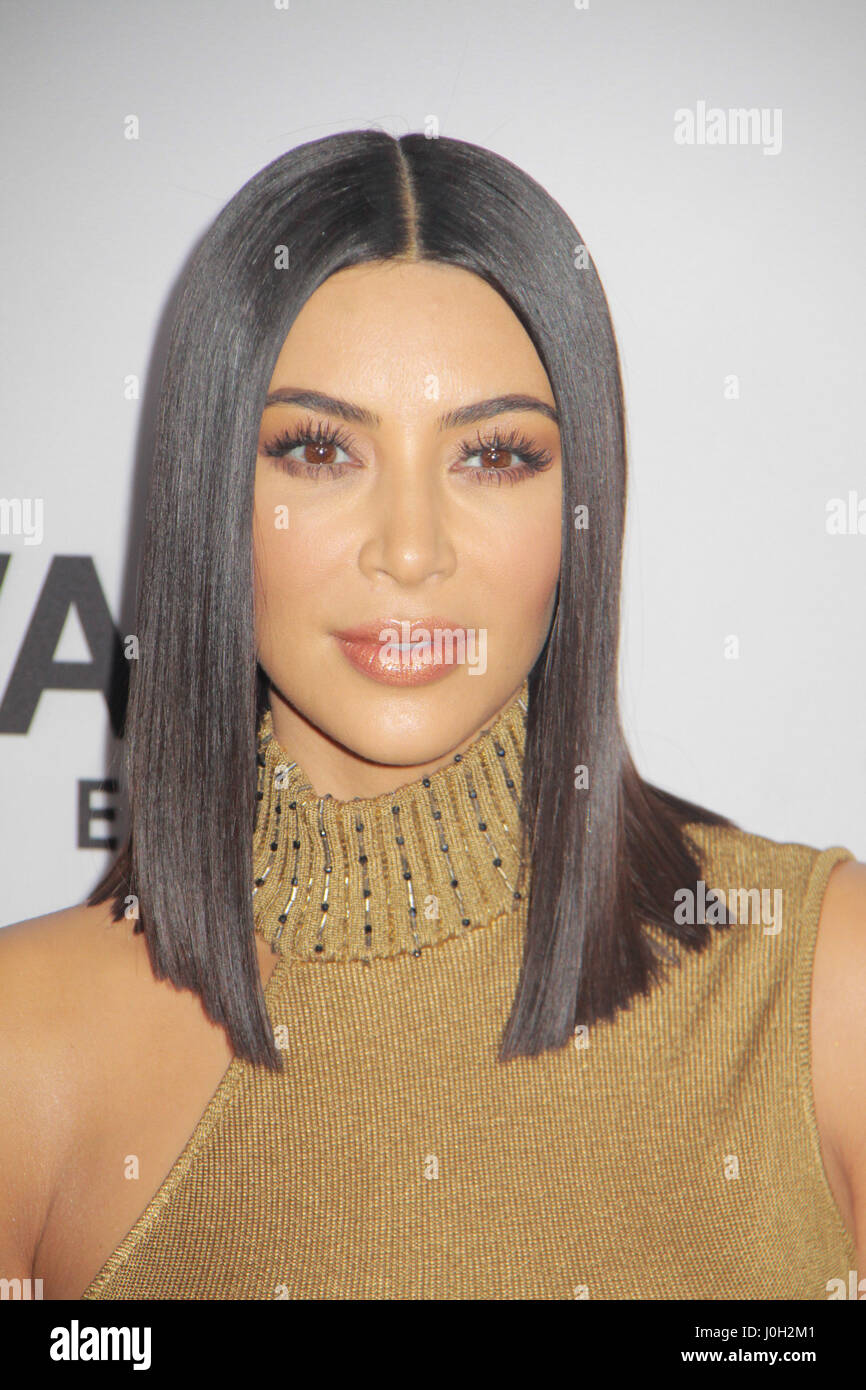 Los Angeles, Stati Uniti d'America. Xii Apr, 2017. Kim Kardashian West 04/12/2017 la US Premiere di "promessa" tenutasi presso la leva TCL Teatro Cinese a Hollywood, CA Credito: Cronos/Alamy Live News Foto Stock