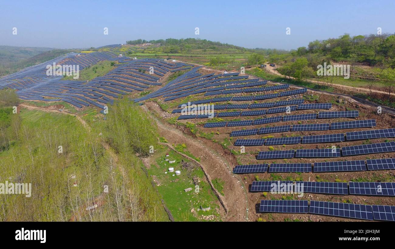 Chuzhou, Chuzhou, Cina. Xiii Apr, 2017. Chuzhou, CINA-Aprile 13 2017: (solo uso editoriale. Cina OUT) al fotovoltaico sistema di generazione di potenza è costruito su una collina sterile in Chuzhou, est cinese della provincia di Anhui, Aprile 13th, 2017. Fotovoltaico (PV) è un termine che copre la conversione della luce in energia elettrica utilizzando materiali semiconduttori che presentano l'effetto fotovoltaico, un fenomeno studiato in fisica, di fotochimica e elettrochimica. Credito: SIPA Asia/ZUMA filo/Alamy Live News Foto Stock