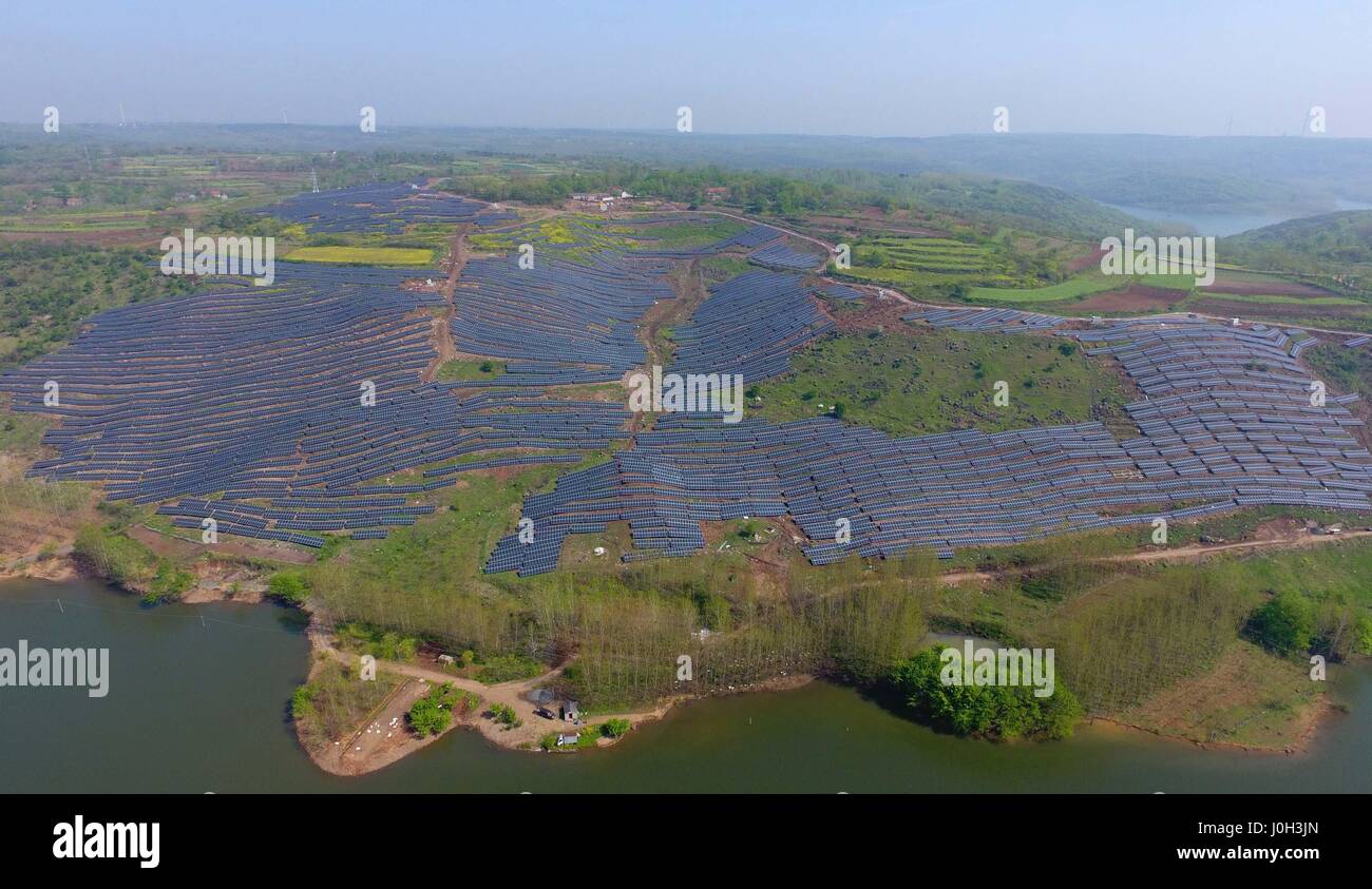 Chuzhou, Chuzhou, Cina. Xiii Apr, 2017. Chuzhou, CINA-Aprile 13 2017: (solo uso editoriale. Cina OUT) al fotovoltaico sistema di generazione di potenza è costruito su una collina sterile in Chuzhou, est cinese della provincia di Anhui, Aprile 13th, 2017. Fotovoltaico (PV) è un termine che copre la conversione della luce in energia elettrica utilizzando materiali semiconduttori che presentano l'effetto fotovoltaico, un fenomeno studiato in fisica, di fotochimica e elettrochimica. Credito: SIPA Asia/ZUMA filo/Alamy Live News Foto Stock