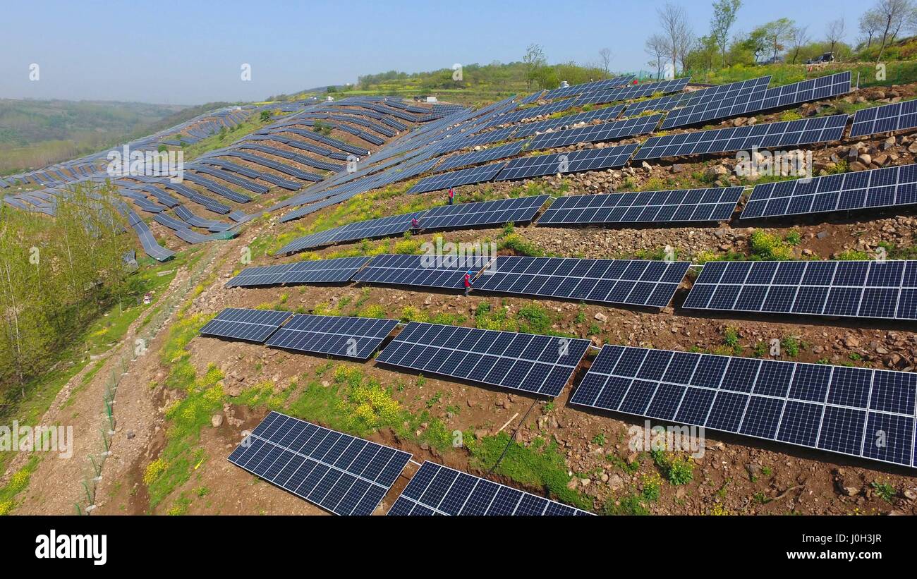 Chuzhou, Chuzhou, Cina. Xiii Apr, 2017. Chuzhou, CINA-Aprile 13 2017: (solo uso editoriale. Cina OUT) al fotovoltaico sistema di generazione di potenza è costruito su una collina sterile in Chuzhou, est cinese della provincia di Anhui, Aprile 13th, 2017. Fotovoltaico (PV) è un termine che copre la conversione della luce in energia elettrica utilizzando materiali semiconduttori che presentano l'effetto fotovoltaico, un fenomeno studiato in fisica, di fotochimica e elettrochimica. Credito: SIPA Asia/ZUMA filo/Alamy Live News Foto Stock
