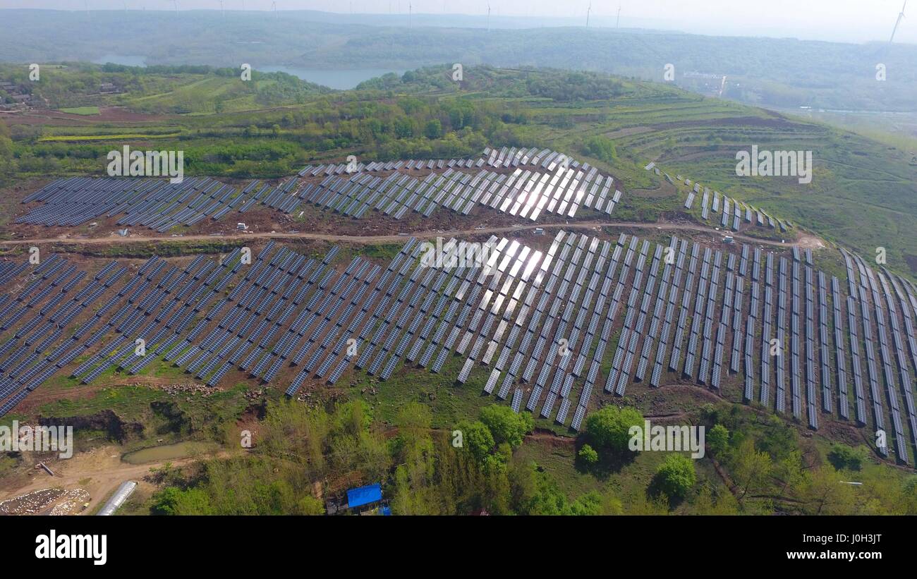 Chuzhou, Chuzhou, Cina. Xiii Apr, 2017. Chuzhou, CINA-Aprile 13 2017: (solo uso editoriale. Cina OUT) al fotovoltaico sistema di generazione di potenza è costruito su una collina sterile in Chuzhou, est cinese della provincia di Anhui, Aprile 13th, 2017. Fotovoltaico (PV) è un termine che copre la conversione della luce in energia elettrica utilizzando materiali semiconduttori che presentano l'effetto fotovoltaico, un fenomeno studiato in fisica, di fotochimica e elettrochimica. Credito: SIPA Asia/ZUMA filo/Alamy Live News Foto Stock
