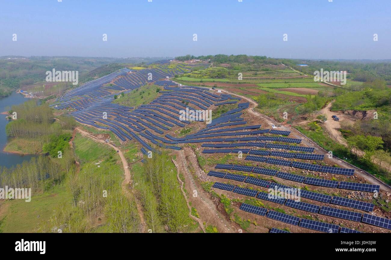 Chuzhou, Chuzhou, Cina. Xiii Apr, 2017. Chuzhou, CINA-Aprile 13 2017: (solo uso editoriale. Cina OUT) al fotovoltaico sistema di generazione di potenza è costruito su una collina sterile in Chuzhou, est cinese della provincia di Anhui, Aprile 13th, 2017. Fotovoltaico (PV) è un termine che copre la conversione della luce in energia elettrica utilizzando materiali semiconduttori che presentano l'effetto fotovoltaico, un fenomeno studiato in fisica, di fotochimica e elettrochimica. Credito: SIPA Asia/ZUMA filo/Alamy Live News Foto Stock
