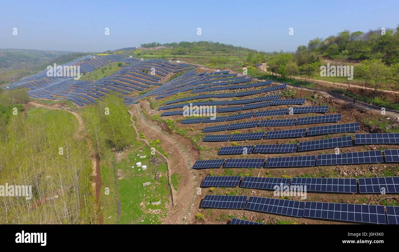 Chuzhou, Chuzhou, Cina. Xiii Apr, 2017. Chuzhou, CINA-Aprile 13 2017: (solo uso editoriale. Cina OUT) al fotovoltaico sistema di generazione di potenza è costruito su una collina sterile in Chuzhou, est cinese della provincia di Anhui, Aprile 13th, 2017. Fotovoltaico (PV) è un termine che copre la conversione della luce in energia elettrica utilizzando materiali semiconduttori che presentano l'effetto fotovoltaico, un fenomeno studiato in fisica, di fotochimica e elettrochimica. Credito: SIPA Asia/ZUMA filo/Alamy Live News Foto Stock