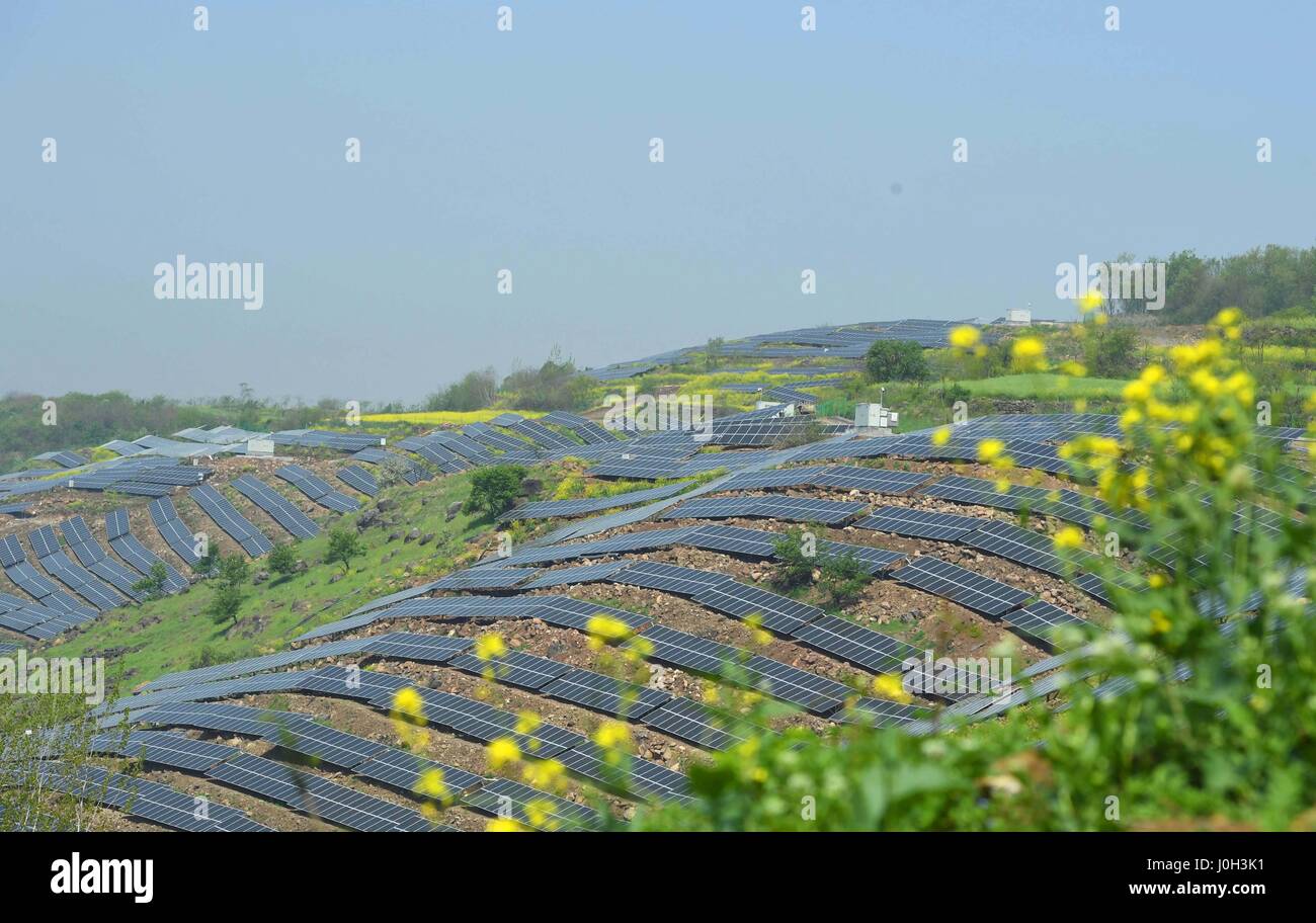 Chuzhou, Chuzhou, Cina. Xiii Apr, 2017. Chuzhou, CINA-Aprile 13 2017: (solo uso editoriale. Cina OUT) al fotovoltaico sistema di generazione di potenza è costruito su una collina sterile in Chuzhou, est cinese della provincia di Anhui, Aprile 13th, 2017. Fotovoltaico (PV) è un termine che copre la conversione della luce in energia elettrica utilizzando materiali semiconduttori che presentano l'effetto fotovoltaico, un fenomeno studiato in fisica, di fotochimica e elettrochimica. Credito: SIPA Asia/ZUMA filo/Alamy Live News Foto Stock