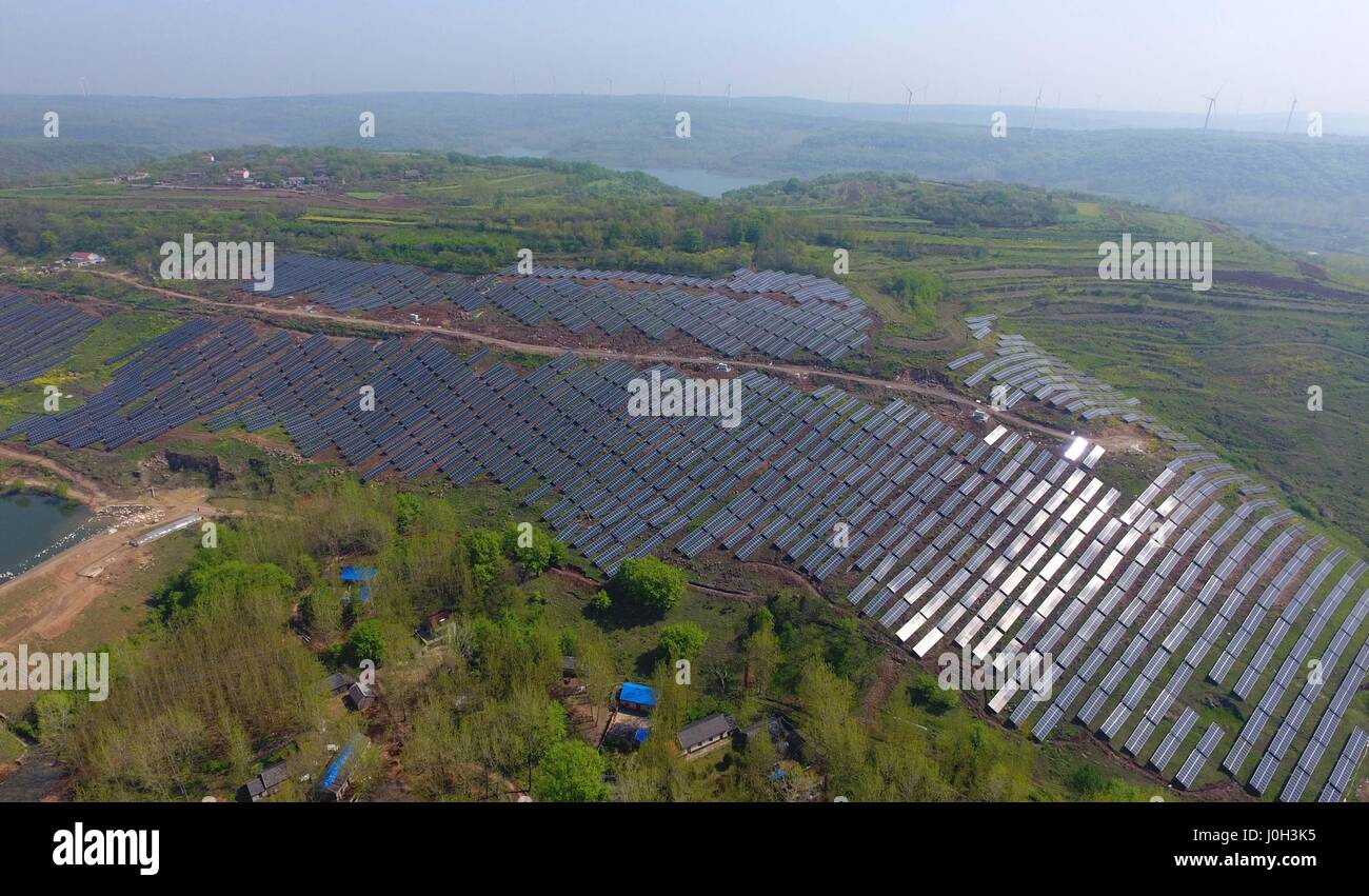 Chuzhou, Chuzhou, Cina. Xiii Apr, 2017. Chuzhou, CINA-Aprile 13 2017: (solo uso editoriale. Cina OUT) al fotovoltaico sistema di generazione di potenza è costruito su una collina sterile in Chuzhou, est cinese della provincia di Anhui, Aprile 13th, 2017. Fotovoltaico (PV) è un termine che copre la conversione della luce in energia elettrica utilizzando materiali semiconduttori che presentano l'effetto fotovoltaico, un fenomeno studiato in fisica, di fotochimica e elettrochimica. Credito: SIPA Asia/ZUMA filo/Alamy Live News Foto Stock