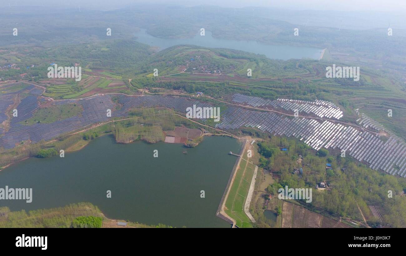 Chuzhou, Chuzhou, Cina. Xiii Apr, 2017. Chuzhou, CINA-Aprile 13 2017: (solo uso editoriale. Cina OUT) al fotovoltaico sistema di generazione di potenza è costruito su una collina sterile in Chuzhou, est cinese della provincia di Anhui, Aprile 13th, 2017. Fotovoltaico (PV) è un termine che copre la conversione della luce in energia elettrica utilizzando materiali semiconduttori che presentano l'effetto fotovoltaico, un fenomeno studiato in fisica, di fotochimica e elettrochimica. Credito: SIPA Asia/ZUMA filo/Alamy Live News Foto Stock