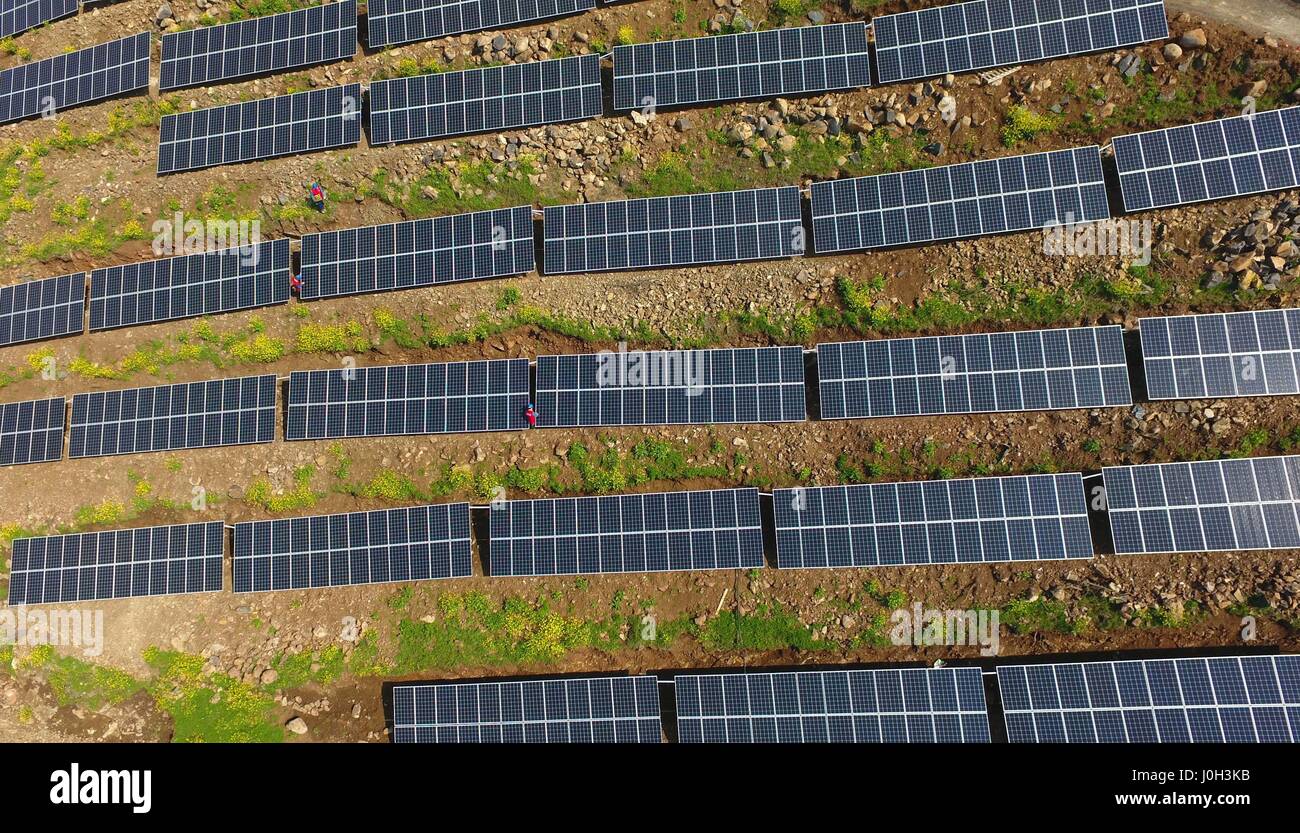 Chuzhou, Chuzhou, Cina. Xiii Apr, 2017. Chuzhou, CINA-Aprile 13 2017: (solo uso editoriale. Cina OUT) al fotovoltaico sistema di generazione di potenza è costruito su una collina sterile in Chuzhou, est cinese della provincia di Anhui, Aprile 13th, 2017. Fotovoltaico (PV) è un termine che copre la conversione della luce in energia elettrica utilizzando materiali semiconduttori che presentano l'effetto fotovoltaico, un fenomeno studiato in fisica, di fotochimica e elettrochimica. Credito: SIPA Asia/ZUMA filo/Alamy Live News Foto Stock