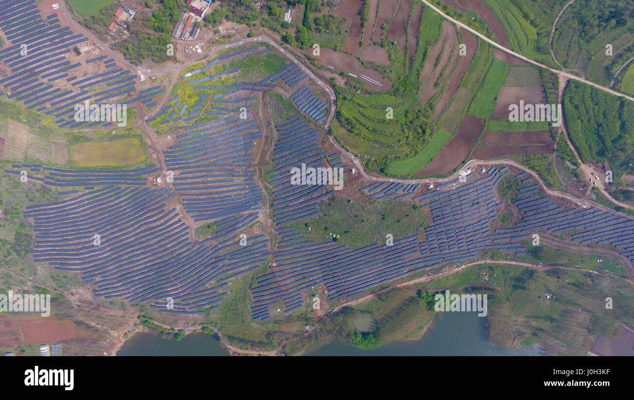 Chuzhou, Chuzhou, Cina. Xiii Apr, 2017. Chuzhou, CINA-Aprile 13 2017: (solo uso editoriale. Cina OUT) al fotovoltaico sistema di generazione di potenza è costruito su una collina sterile in Chuzhou, est cinese della provincia di Anhui, Aprile 13th, 2017. Fotovoltaico (PV) è un termine che copre la conversione della luce in energia elettrica utilizzando materiali semiconduttori che presentano l'effetto fotovoltaico, un fenomeno studiato in fisica, di fotochimica e elettrochimica. Credito: SIPA Asia/ZUMA filo/Alamy Live News Foto Stock