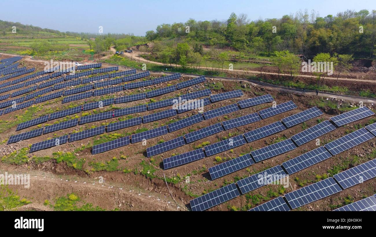 Chuzhou, Chuzhou, Cina. Xiii Apr, 2017. Chuzhou, CINA-Aprile 13 2017: (solo uso editoriale. Cina OUT) al fotovoltaico sistema di generazione di potenza è costruito su una collina sterile in Chuzhou, est cinese della provincia di Anhui, Aprile 13th, 2017. Fotovoltaico (PV) è un termine che copre la conversione della luce in energia elettrica utilizzando materiali semiconduttori che presentano l'effetto fotovoltaico, un fenomeno studiato in fisica, di fotochimica e elettrochimica. Credito: SIPA Asia/ZUMA filo/Alamy Live News Foto Stock