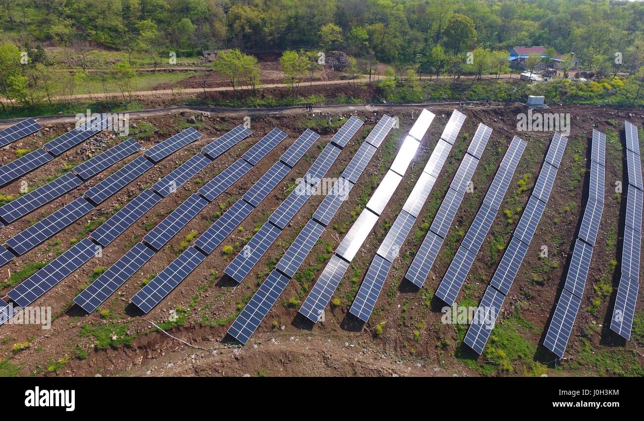 Chuzhou, Chuzhou, Cina. Xiii Apr, 2017. Chuzhou, CINA-Aprile 13 2017: (solo uso editoriale. Cina OUT) al fotovoltaico sistema di generazione di potenza è costruito su una collina sterile in Chuzhou, est cinese della provincia di Anhui, Aprile 13th, 2017. Fotovoltaico (PV) è un termine che copre la conversione della luce in energia elettrica utilizzando materiali semiconduttori che presentano l'effetto fotovoltaico, un fenomeno studiato in fisica, di fotochimica e elettrochimica. Credito: SIPA Asia/ZUMA filo/Alamy Live News Foto Stock