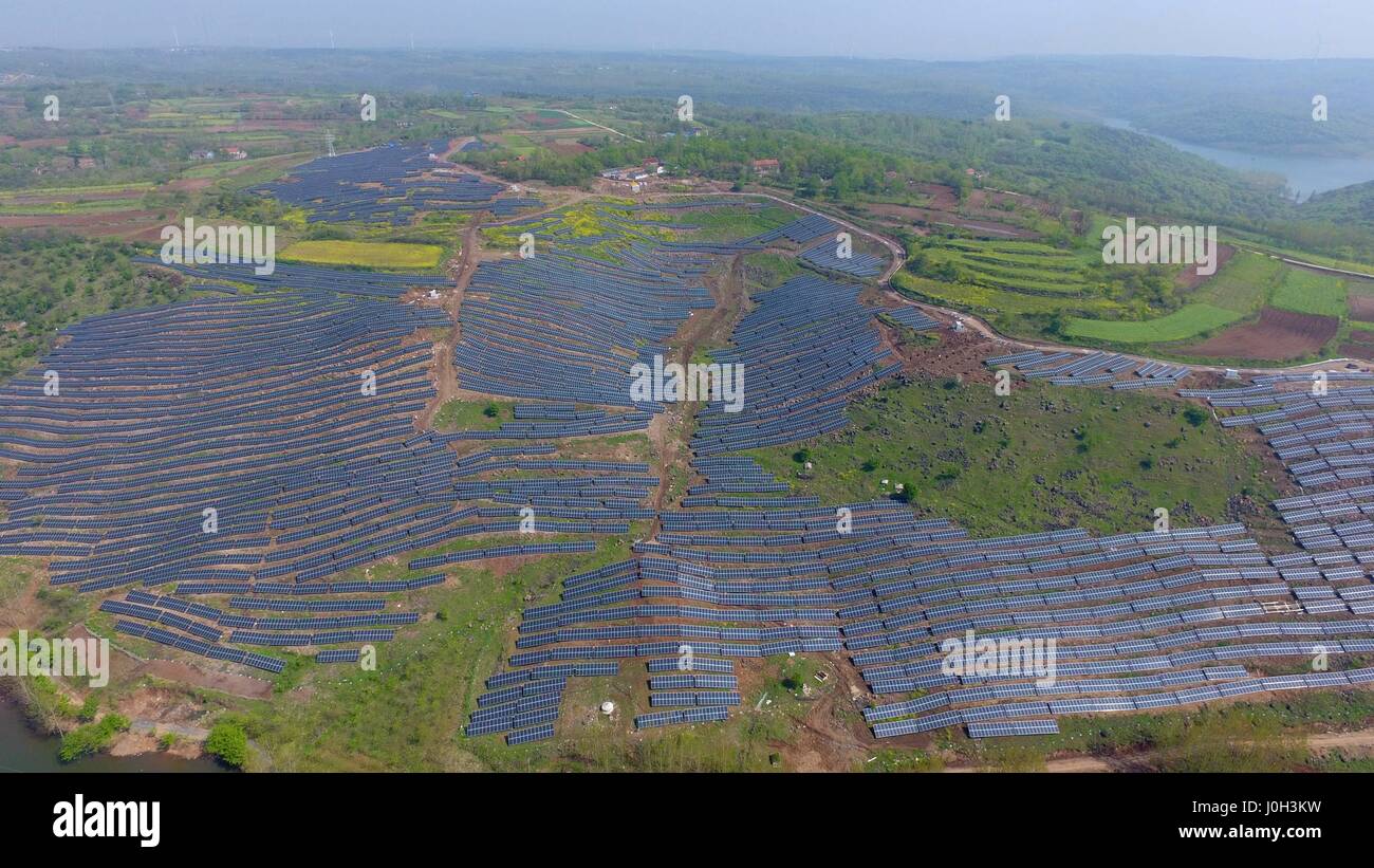 Chuzhou, Chuzhou, Cina. Xiii Apr, 2017. Chuzhou, CINA-Aprile 13 2017: (solo uso editoriale. Cina OUT) al fotovoltaico sistema di generazione di potenza è costruito su una collina sterile in Chuzhou, est cinese della provincia di Anhui, Aprile 13th, 2017. Fotovoltaico (PV) è un termine che copre la conversione della luce in energia elettrica utilizzando materiali semiconduttori che presentano l'effetto fotovoltaico, un fenomeno studiato in fisica, di fotochimica e elettrochimica. Credito: SIPA Asia/ZUMA filo/Alamy Live News Foto Stock