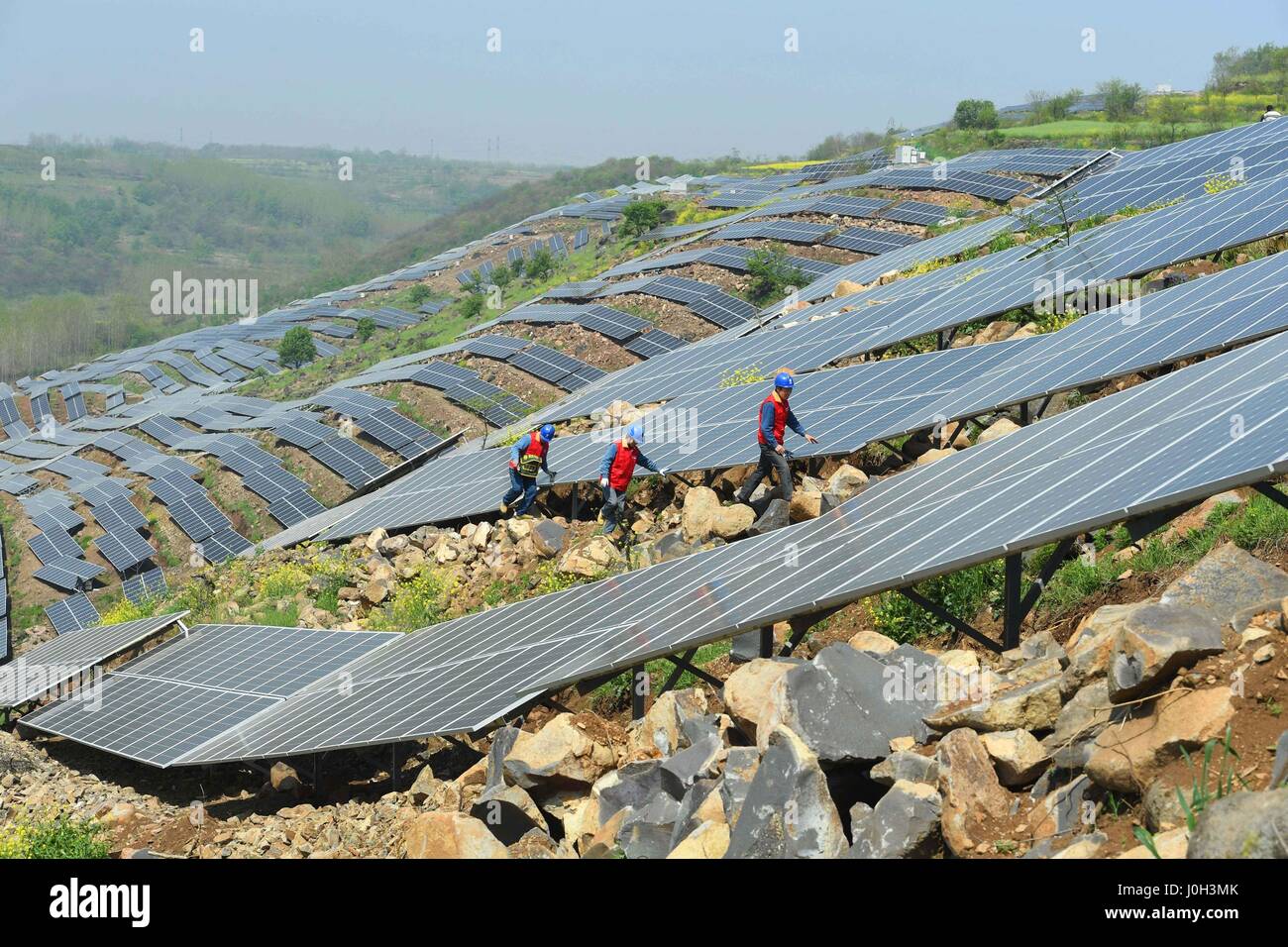 Chuzhou, Chuzhou, Cina. Xiii Apr, 2017. Chuzhou, CINA-Aprile 13 2017: (solo uso editoriale. Cina OUT) al fotovoltaico sistema di generazione di potenza è costruito su una collina sterile in Chuzhou, est cinese della provincia di Anhui, Aprile 13th, 2017. Fotovoltaico (PV) è un termine che copre la conversione della luce in energia elettrica utilizzando materiali semiconduttori che presentano l'effetto fotovoltaico, un fenomeno studiato in fisica, di fotochimica e elettrochimica. Credito: SIPA Asia/ZUMA filo/Alamy Live News Foto Stock