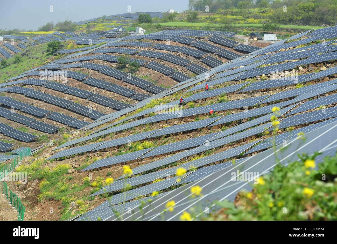 Chuzhou, Chuzhou, Cina. Xiii Apr, 2017. Chuzhou, CINA-Aprile 13 2017: (solo uso editoriale. Cina OUT) al fotovoltaico sistema di generazione di potenza è costruito su una collina sterile in Chuzhou, est cinese della provincia di Anhui, Aprile 13th, 2017. Fotovoltaico (PV) è un termine che copre la conversione della luce in energia elettrica utilizzando materiali semiconduttori che presentano l'effetto fotovoltaico, un fenomeno studiato in fisica, di fotochimica e elettrochimica. Credito: SIPA Asia/ZUMA filo/Alamy Live News Foto Stock