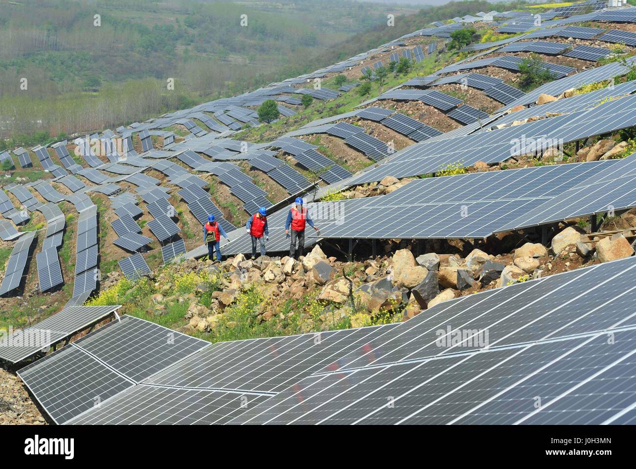 Chuzhou, Chuzhou, Cina. Xiii Apr, 2017. Chuzhou, CINA-Aprile 13 2017: (solo uso editoriale. Cina OUT) al fotovoltaico sistema di generazione di potenza è costruito su una collina sterile in Chuzhou, est cinese della provincia di Anhui, Aprile 13th, 2017. Fotovoltaico (PV) è un termine che copre la conversione della luce in energia elettrica utilizzando materiali semiconduttori che presentano l'effetto fotovoltaico, un fenomeno studiato in fisica, di fotochimica e elettrochimica. Credito: SIPA Asia/ZUMA filo/Alamy Live News Foto Stock