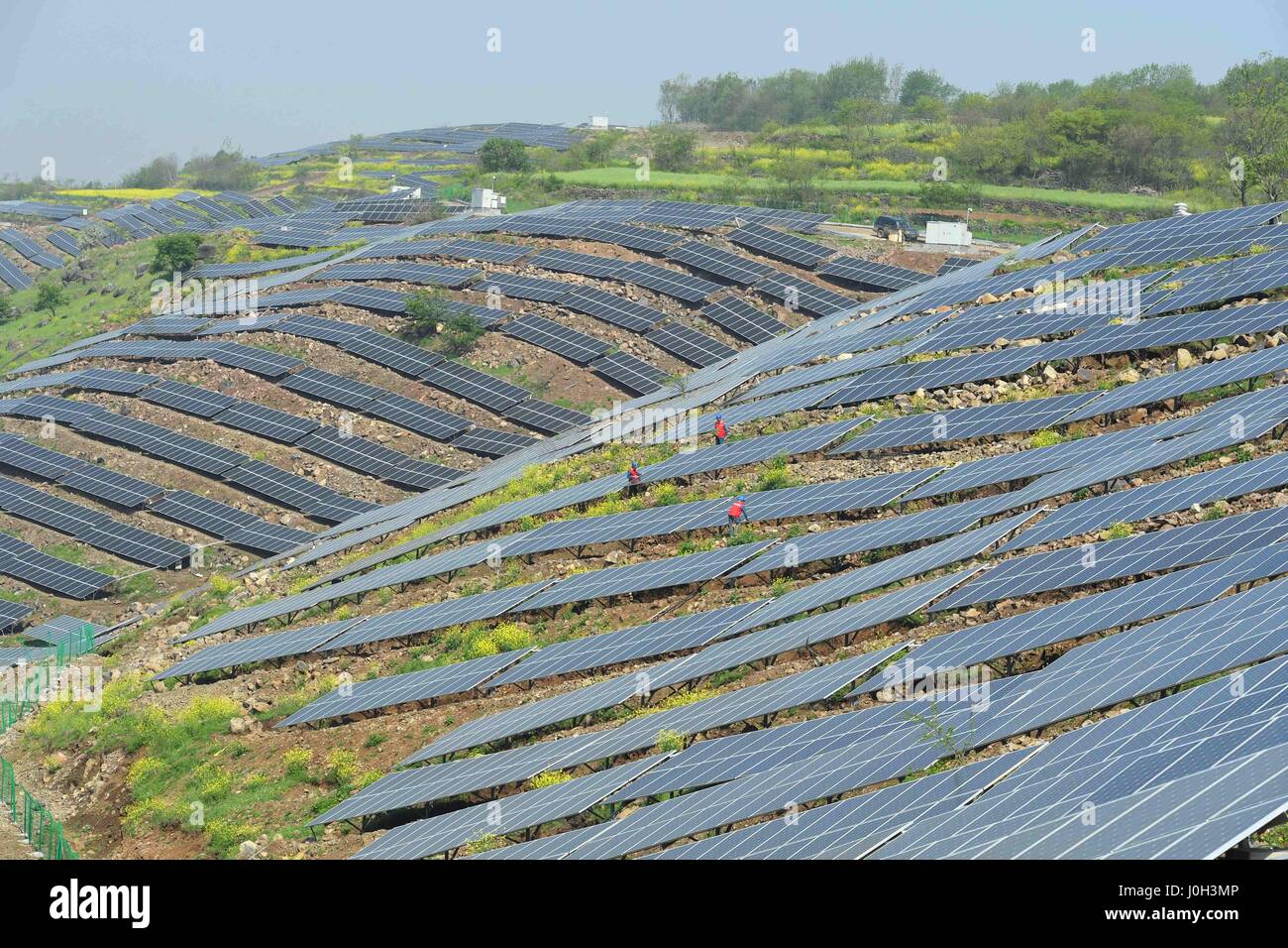 Chuzhou, Chuzhou, Cina. Xiii Apr, 2017. Chuzhou, CINA-Aprile 13 2017: (solo uso editoriale. Cina OUT) al fotovoltaico sistema di generazione di potenza è costruito su una collina sterile in Chuzhou, est cinese della provincia di Anhui, Aprile 13th, 2017. Fotovoltaico (PV) è un termine che copre la conversione della luce in energia elettrica utilizzando materiali semiconduttori che presentano l'effetto fotovoltaico, un fenomeno studiato in fisica, di fotochimica e elettrochimica. Credito: SIPA Asia/ZUMA filo/Alamy Live News Foto Stock