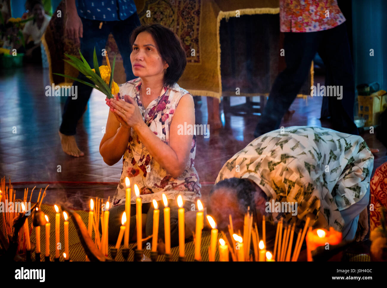 I devoti a pregare nel tempio locale come Songkran 2017 inizia nelle zone rurali della Thailandia, Aprile 13,2017. Foto Stock