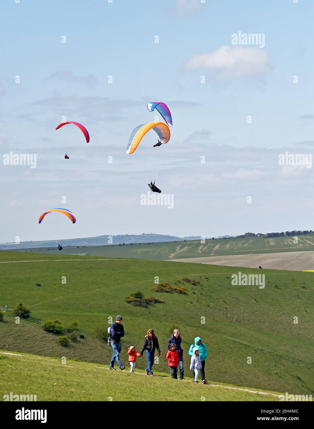 Brighton, Regno Unito. Xiii Apr, 2017. Circa 50 i parapendii scese sulla Devils Dyke appena a nord di Brighton questa mattina con le perfette condizioni di volo di un nord ponentino e calda dei sistemi di raffreddamento sulla South Downs nel Sussex . Il tempo dovrebbe essere lo scambiatore di calore in tutta la Gran Bretagna per la Pasqua banca credito vacanze: Simon Dack/Alamy Live News Foto Stock