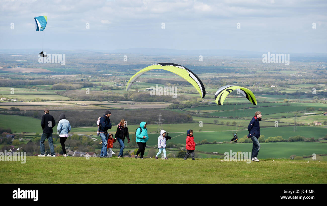 Brighton, Regno Unito. Xiii Apr, 2017. Circa 50 i parapendii scese sulla Devils Dyke appena a nord di Brighton questa mattina con le perfette condizioni di volo di un nord ponentino e calda dei sistemi di raffreddamento sulla South Downs nel Sussex . Il tempo dovrebbe essere lo scambiatore di calore in tutta la Gran Bretagna per la Pasqua banca credito vacanze: Simon Dack/Alamy Live News Foto Stock