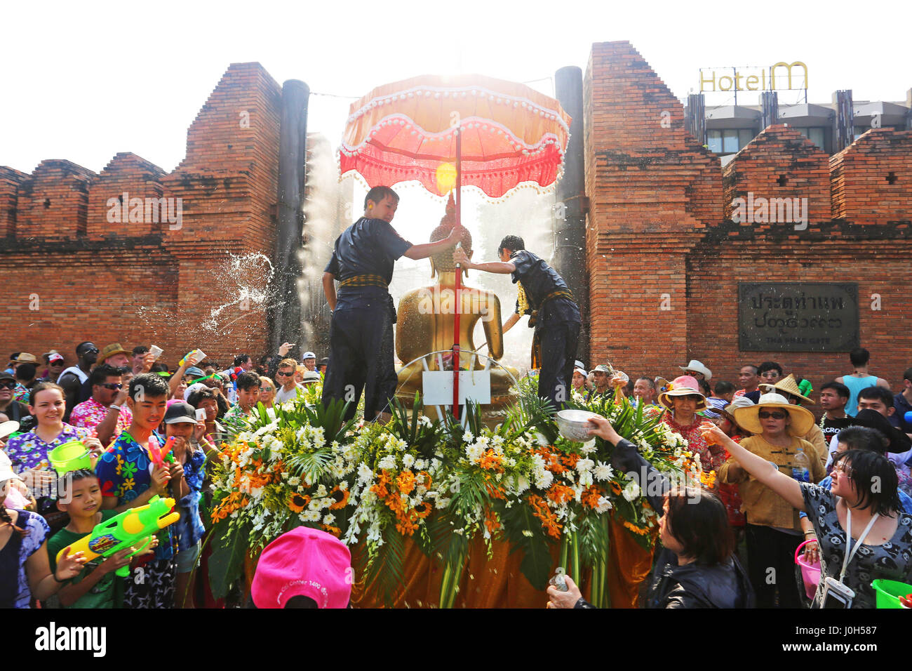 Chiang Mai, Thailandia. Il 13 aprile 2017. Il primo giorno del Songkran, il thai nuovo anno è iniziato con una massiccia acqua lotta in Chiang Mai, che durerà per tre giorni. La tradizione proviene da versare una piccola quantità di acqua su una statua del Buddha, o monaci, per ricevere la benedizione in ritorno. Ora le benedizioni di fluire liberamente e piuttosto che un piccolo cospargete di acqua possono essere somministrati mediante tubo flessibile, benna di anche super soaker pistole ad acqua. Credito: Paul Brown/Alamy Live News Foto Stock