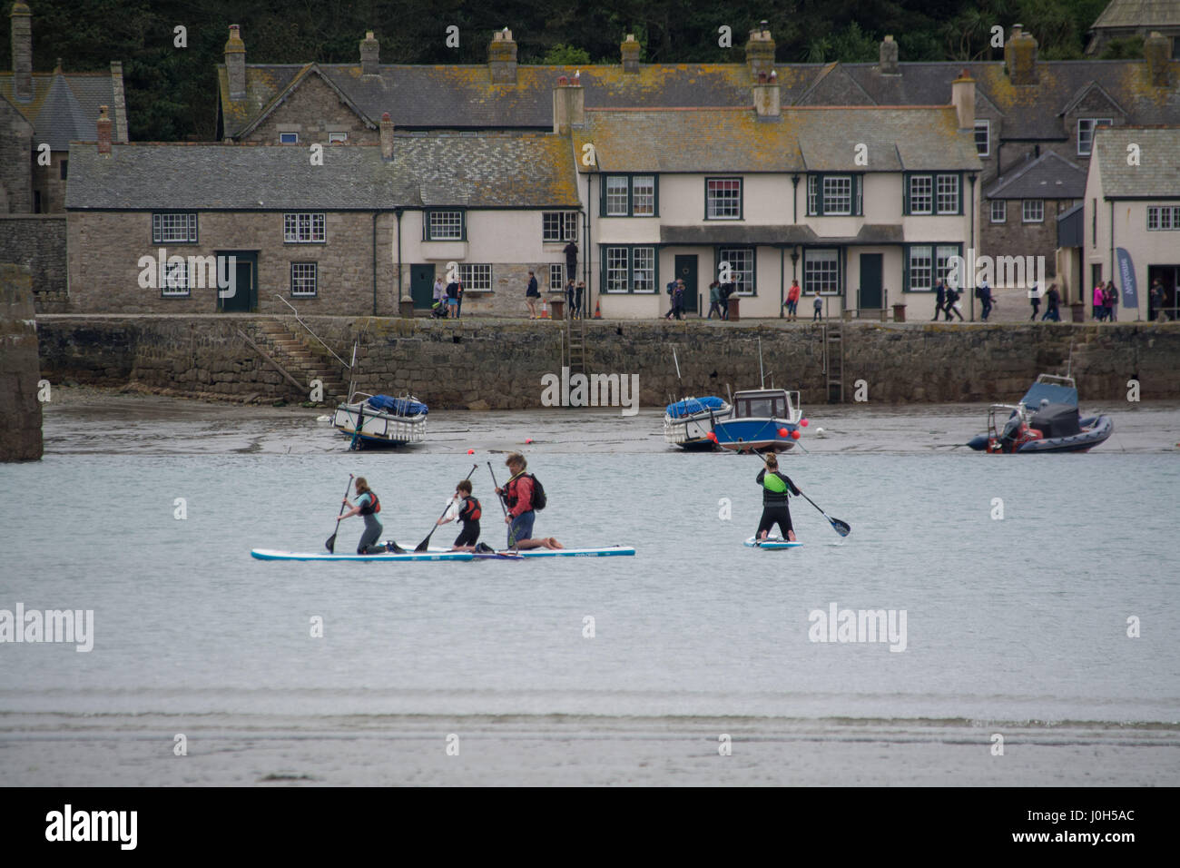 Marazion, Cornwall, Regno Unito. Il 13 aprile 2017. Regno Unito Meteo. Nonostante le nubi di questa mattina, parcheggi di Marazion erano il riempimento come villeggiante ha fatto il loro modo attraverso la passerella di St Michaels Mount, e trascorso un po' di tempo sulla spiaggia. Altre persone sono state godendo di paddle lezioni di imbarco. La temperatura era di 15 gradi C, con condizioni più soleggiato promesso. Credito: Simon Maycock/Alamy Live News Foto Stock