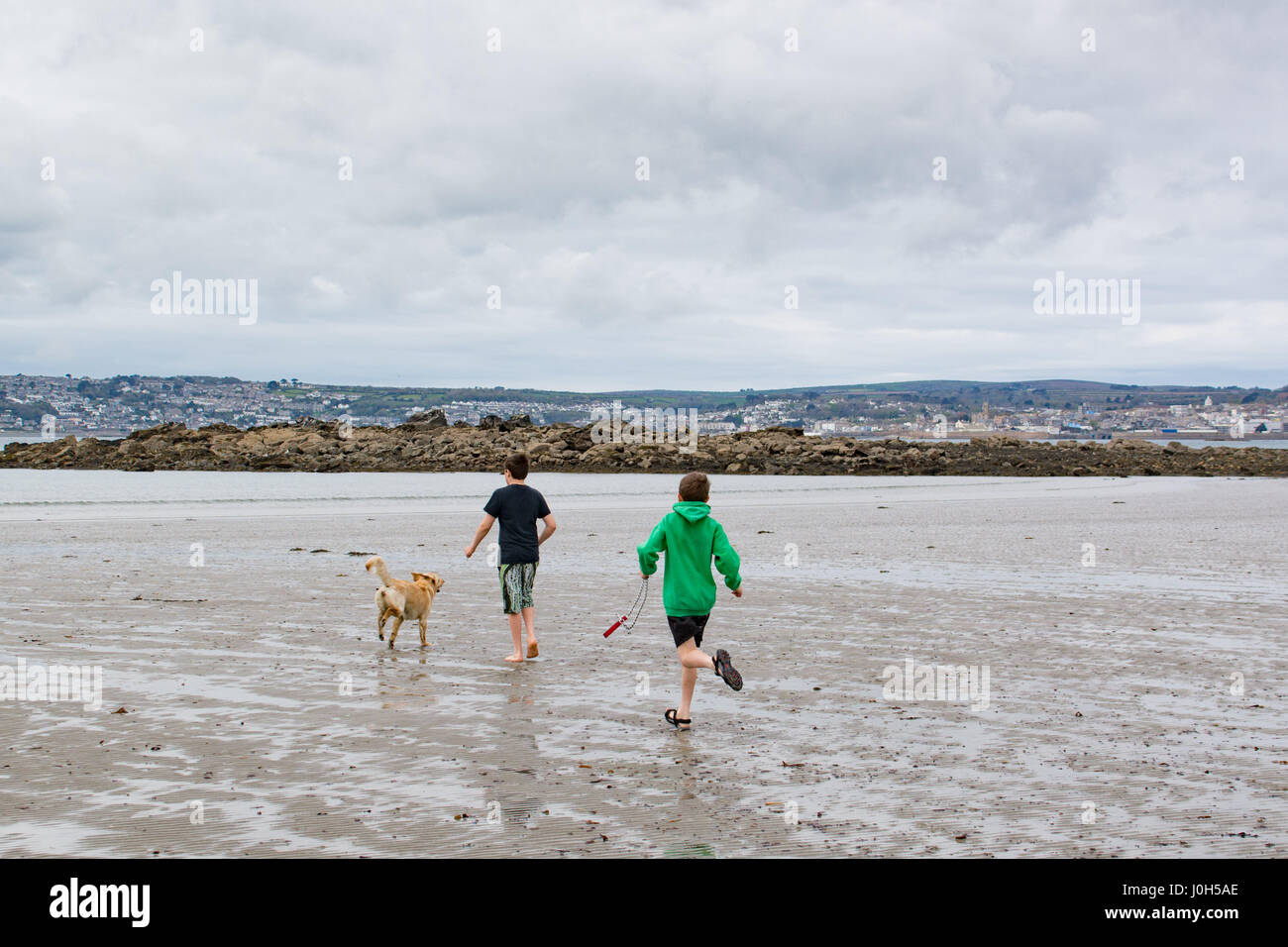 Marazion, Cornwall, Regno Unito. Il 13 aprile 2017. Regno Unito Meteo. Nonostante le nubi di questa mattina, parcheggi di Marazion erano il riempimento come villeggiante ha fatto il loro modo attraverso la passerella di St Michaels Mount, e trascorso un po' di tempo sulla spiaggia. Altre persone sono state godendo di paddle lezioni di imbarco. La temperatura era di 15 gradi C, con condizioni più soleggiato promesso. Credito: Simon Maycock/Alamy Live News Foto Stock