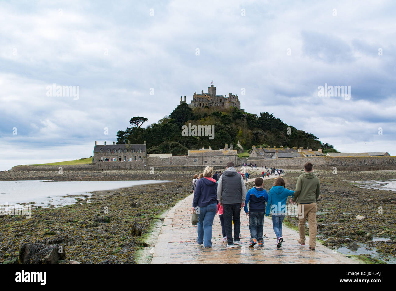 Marazion, Cornwall, Regno Unito. Il 13 aprile 2017. Regno Unito Meteo. Nonostante le nubi di questa mattina, parcheggi di Marazion erano il riempimento come villeggiante ha fatto il loro modo attraverso la passerella di St Michaels Mount, e trascorso un po' di tempo sulla spiaggia. Altre persone sono state godendo di paddle lezioni di imbarco. La temperatura era di 15 gradi C, con condizioni più soleggiato promesso. Credito: Simon Maycock/Alamy Live News Foto Stock