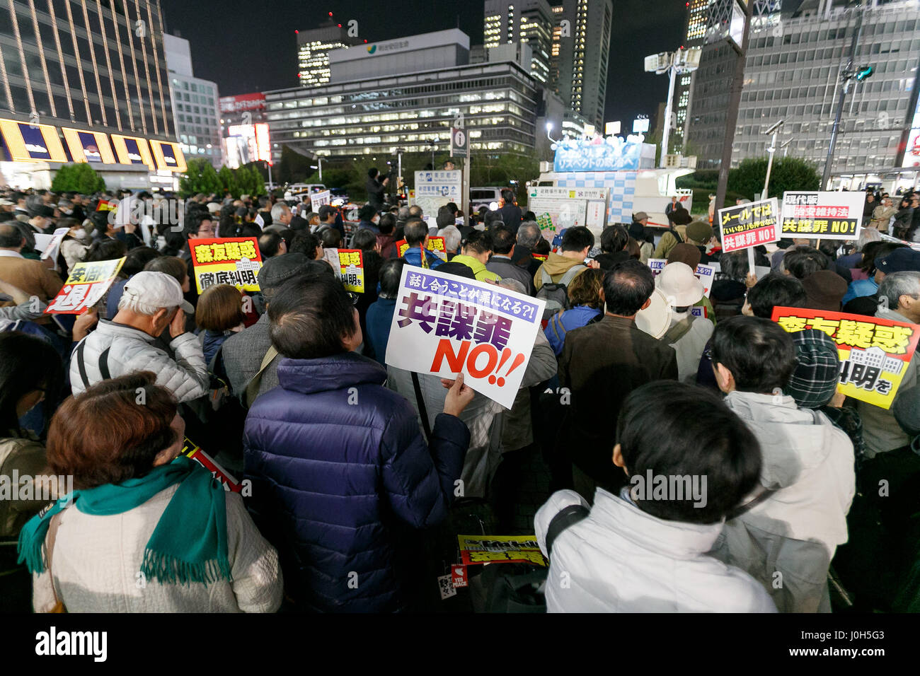 Tokyo, Giappone. Xiii Apr, 2017. Manifestanti tenere cartelli contro il Primo Ministro Shinzo Abe politiche al di fuori della stazione di Shinjuku il 13 aprile 2017, Tokyo, Giappone. L'Alleanza civile per la pace e il costituzionalismo è stata fondata da membri di cinque gruppi di cittadini in alleanza con il Giappone dei partiti di opposizione che hanno allarmato dalle politiche del Giappone il Primo Ministro Shinzo Abe. Credito: Rodrigo Reyes Marin/AFLO/Alamy Live News Foto Stock