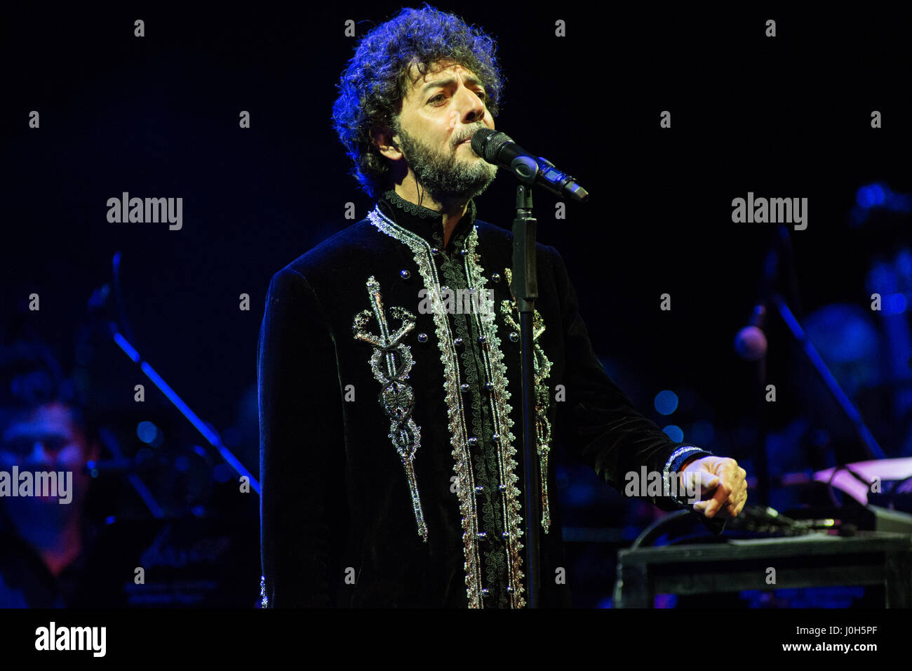 Milano Italia. Il 12 aprile 2017. Max Gazze' dal vivo sul palco di Milano, Italia. Credito: Rodolfo Sassano/Alamy Live News Foto Stock