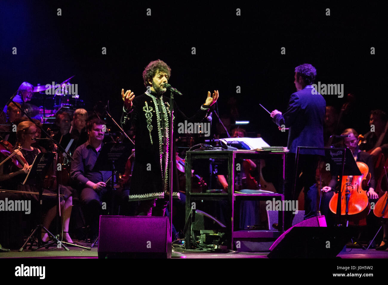 Milano Italia. Il 12 aprile 2017. Max Gazze' dal vivo sul palco di Milano, Italia. Credito: Rodolfo Sassano/Alamy Live News Foto Stock