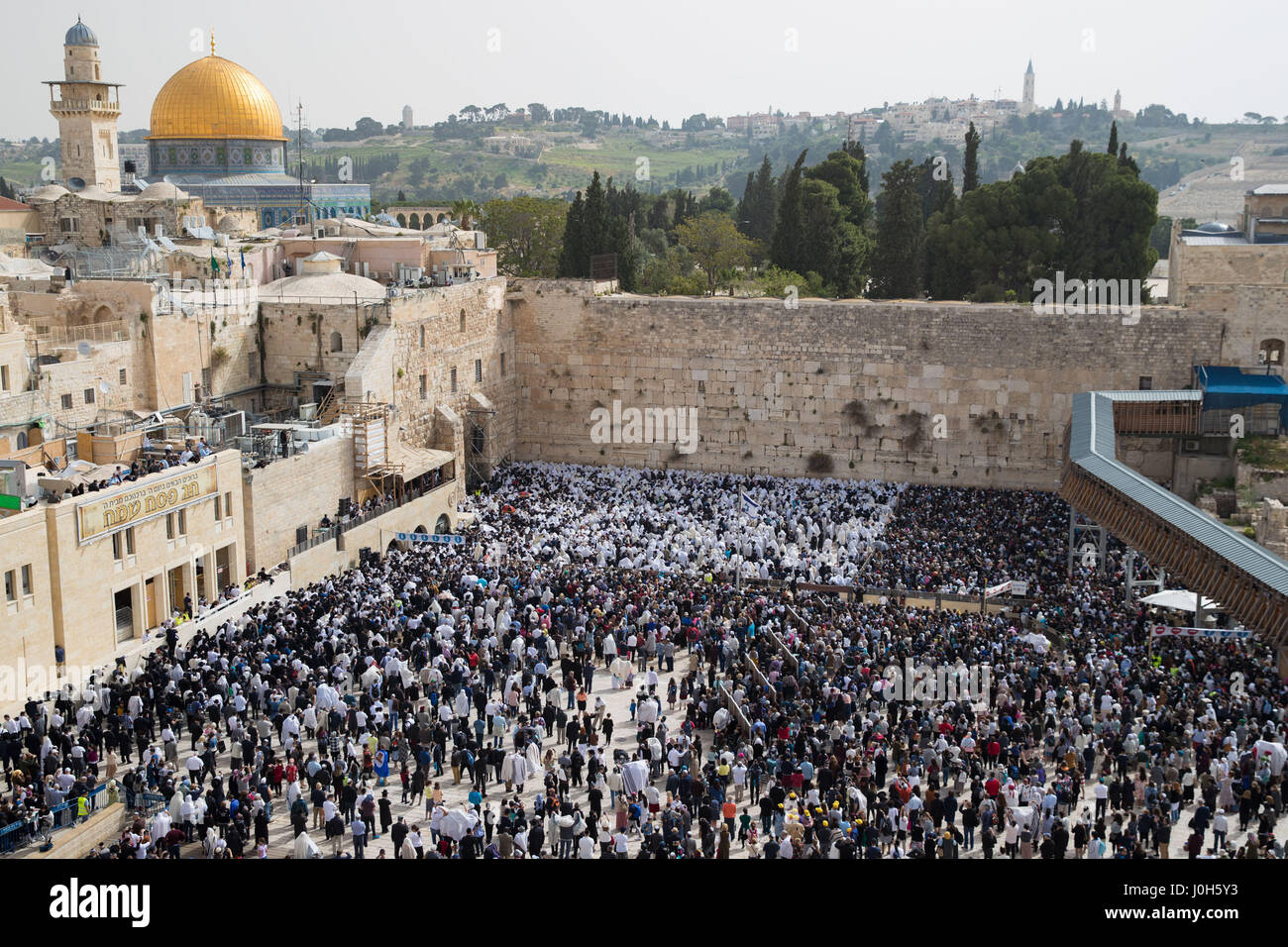 Gerusalemme, Israele. Xiii Apr, 2017. Festa ebraica di Pasqua presso il Muro Occidentale di Gerusalemme la città vecchia. Xiii Apr, 2017. Gli ebrei ortodossi frequentare Birkat Kohanim, una cerimonia di benedizione, durante la festa ebraica di Pasqua presso il Muro Occidentale di Gerusalemme la città vecchia, 13 aprile 2017. La Pasqua, una festa ebraica che segna l'esodo del popolo ebraico dall'Egitto, dalla schiavitù alla libertà. Credito: Guo Yu/Xinhua/Alamy Live News Foto Stock