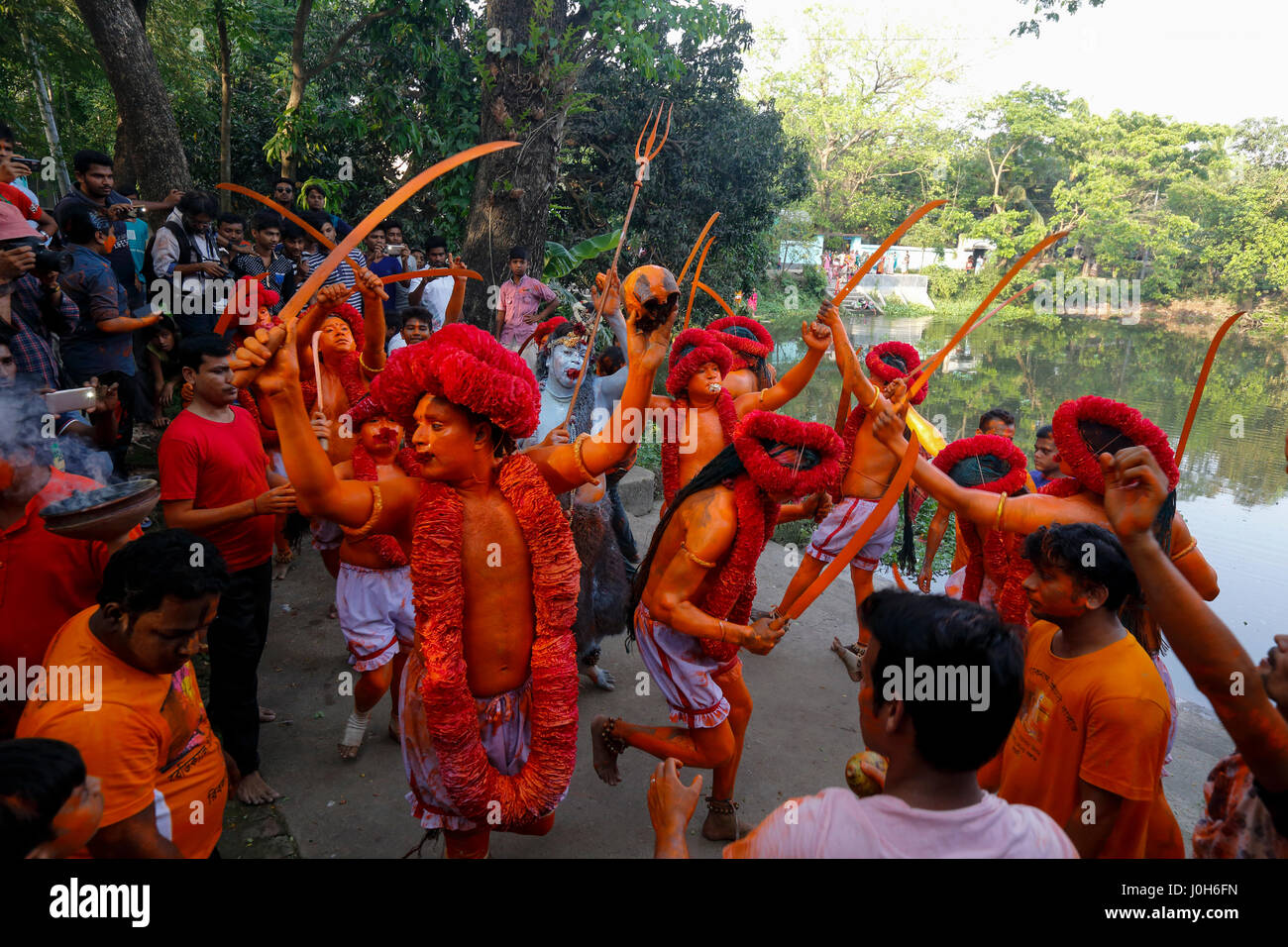 Munshiganj, Bangladesh. Xiii Apr, 2017. Bengalese devoti indù prendere parte nella Lal Kach festival durante l'ultimo giorno del calendario bengalese. Un centinaio di anni di tradizione indù devoti di prendere parte a questo festival di danza. In questo festival, la gioventù indù si dipingono con Vermiglio e assistere ad una processione di spade di contenimento come essi mostrano il potere contro il male e il benvenuto il bengali Nuovo anno 1424. Credito: Muhammad Mostafigur Rahman/Alamy Live News Foto Stock