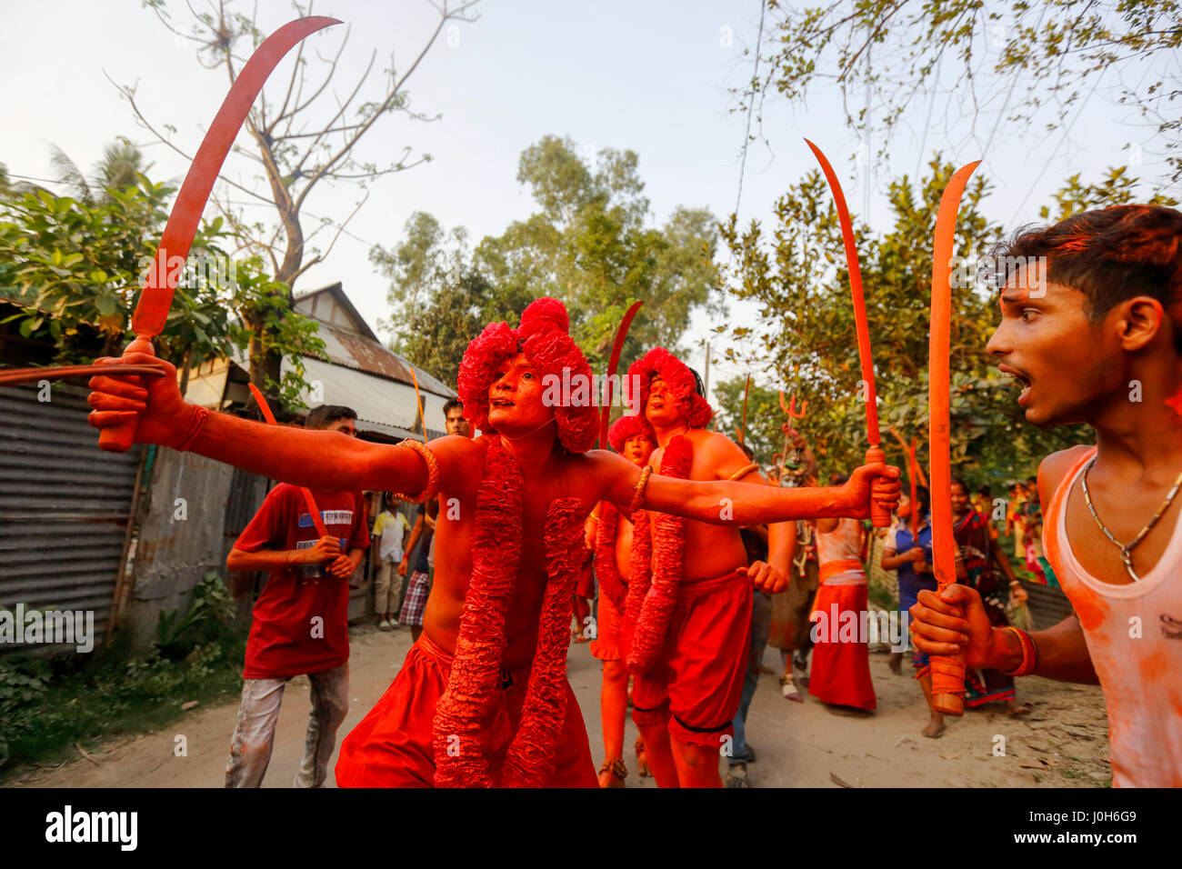 Munshiganj, Bangladesh. Xiii Apr, 2017. Bengalese devoti indù prendere parte nella Lal Kach festival durante l'ultimo giorno del calendario bengalese. Un centinaio di anni di tradizione indù devoti di prendere parte a questo festival di danza. In questo festival, la gioventù indù si dipingono con Vermiglio e assistere ad una processione di spade di contenimento come essi mostrano il potere contro il male e il benvenuto il bengali Nuovo anno 1424. Credito: Muhammad Mostafigur Rahman/Alamy Live News Foto Stock