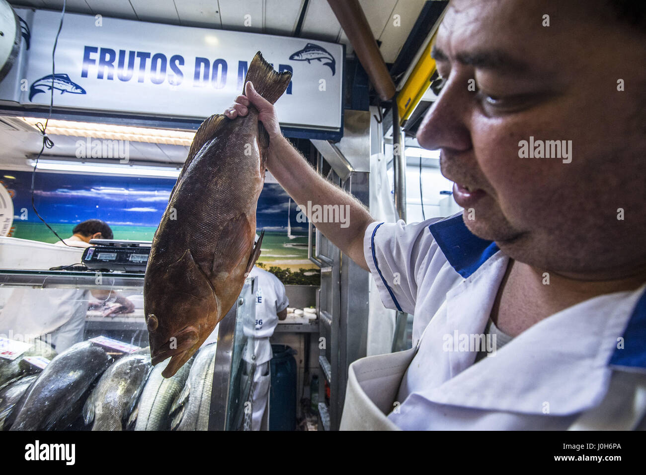 Aprile 13, 2017 - SÃ¢O Paulo, SÃ£o paulo, Brasile - intensa circolazione dei consumatori in cerca di pesce nel mercato del pesce in SÃ£o Paulo (SP), la mattina del giovedì (13), la vigilia del Venerdì Santo vacanza. Credito: Cris Faga/ZUMA filo/Alamy Live News Foto Stock