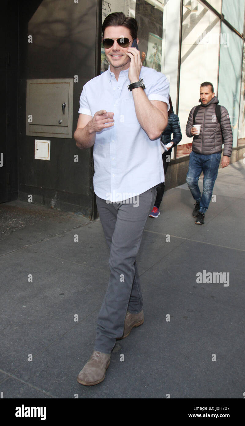 New York, NY, STATI UNITI D'AMERICA. Xiii Apr, 2017. Josh Henderson vede mentre sul suo telefono indossando la sua Ray-Ban occhiali da sole su un soleggiato giovedì mattina nella città di New York il 13 aprile 2017. Credito: Rw/media/punzone Alamy Live News Foto Stock