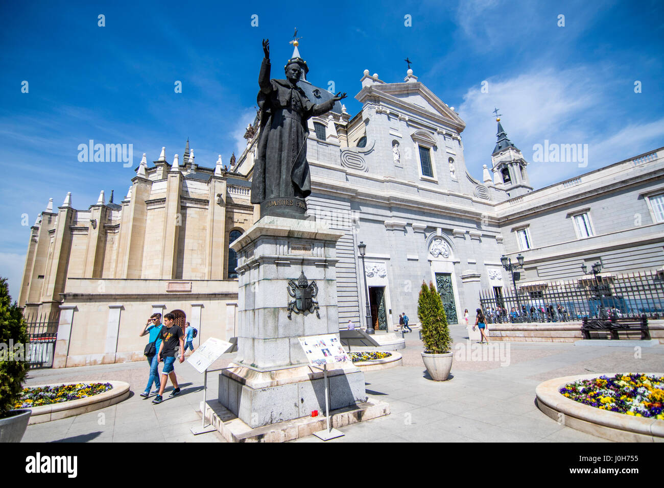 Madrid, Spagna. Il 13 aprile 2017. La statua di Papa Giovanni Paolo II nella Cattedrale di Madrid durante una calda giornata il 13 aprile 2017 a Madrid, Spagna. Credito: David Gato/Alamy Live News Foto Stock