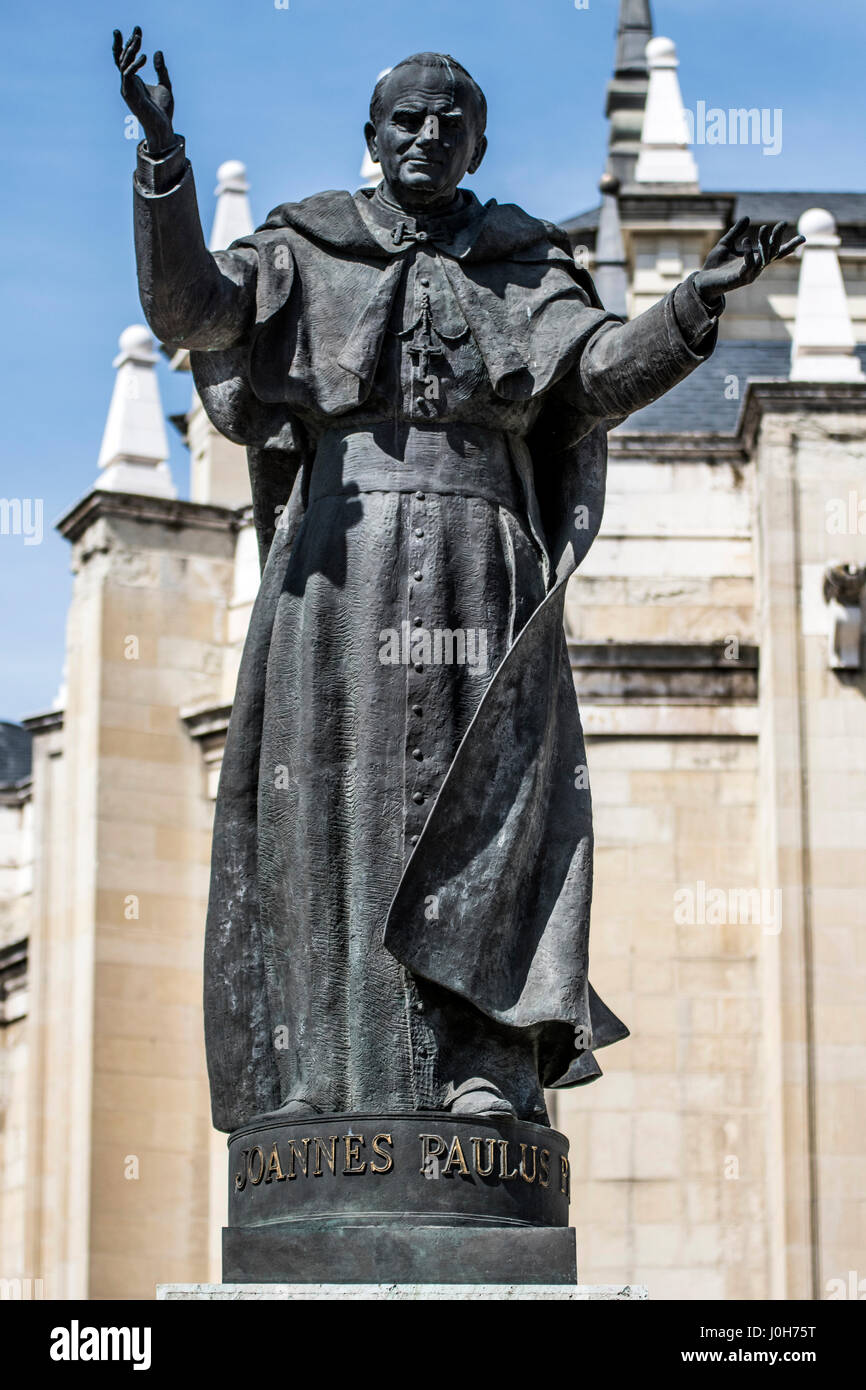 Madrid, Spagna. Il 13 aprile 2017. La statua di Papa Giovanni Paolo II nella Cattedrale di Madrid durante una calda giornata il 13 aprile 2017 a Madrid, Spagna. Credito: David Gato/Alamy Live News Foto Stock